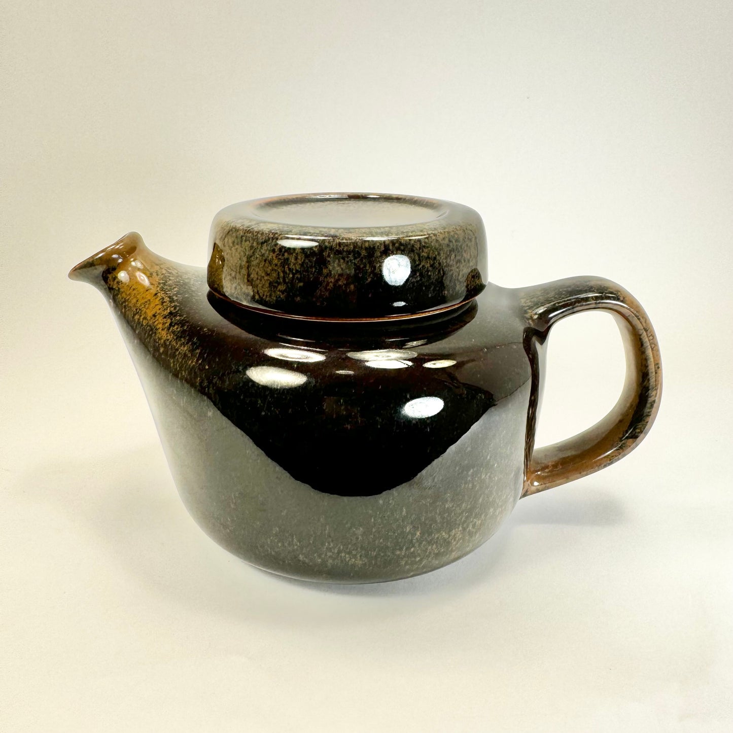 Tea pottle by Ulla Procopé