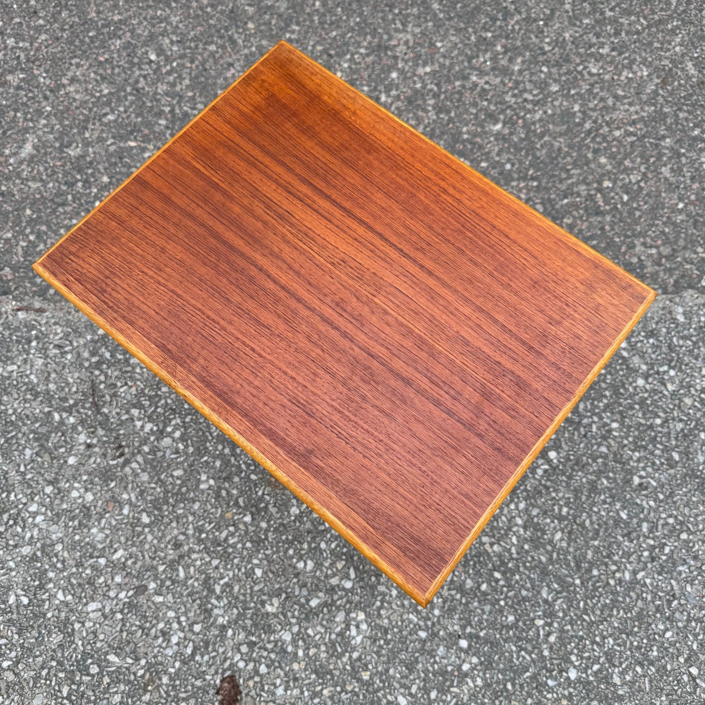 Mindre sidobord i teak och ek