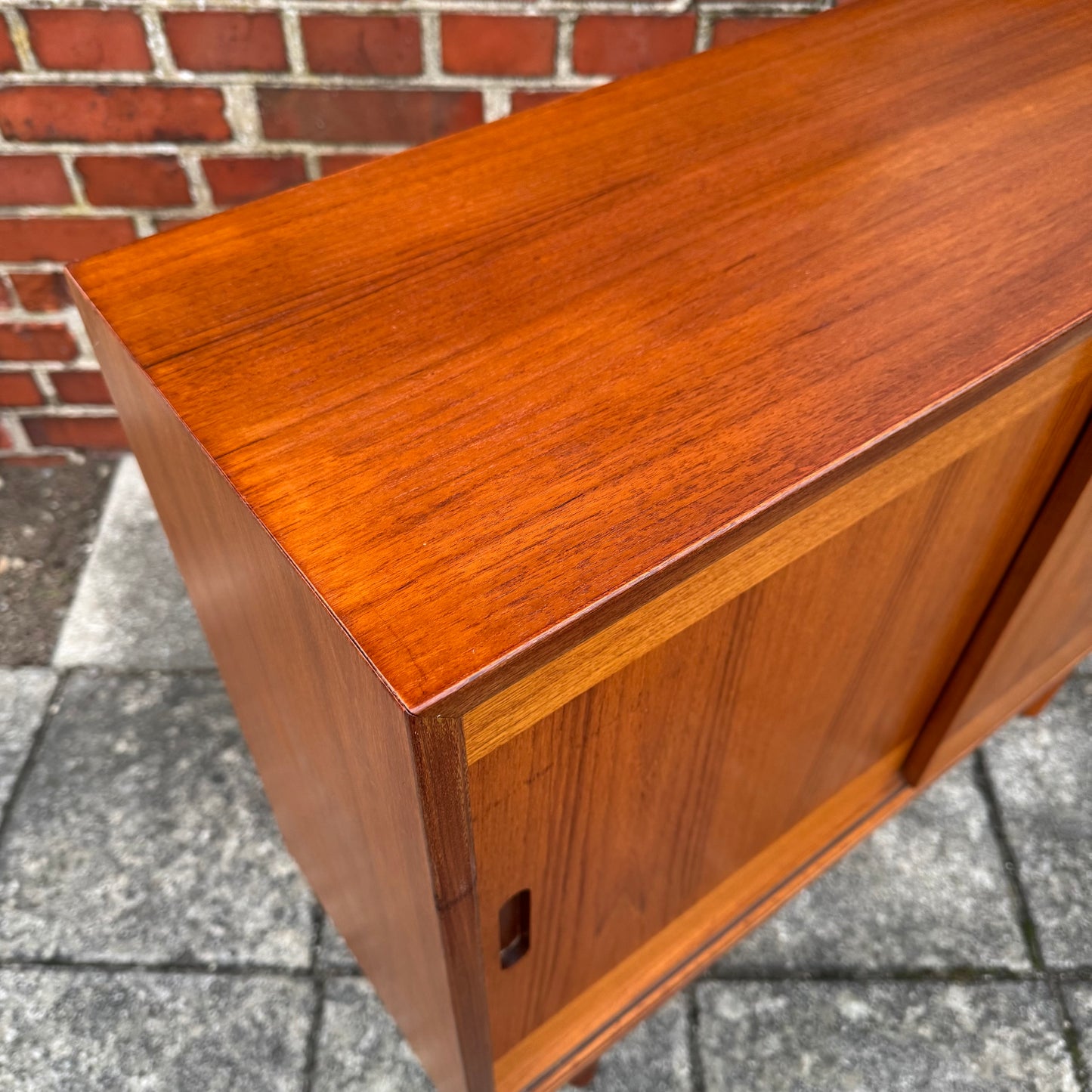 Nätt sideboard i teak