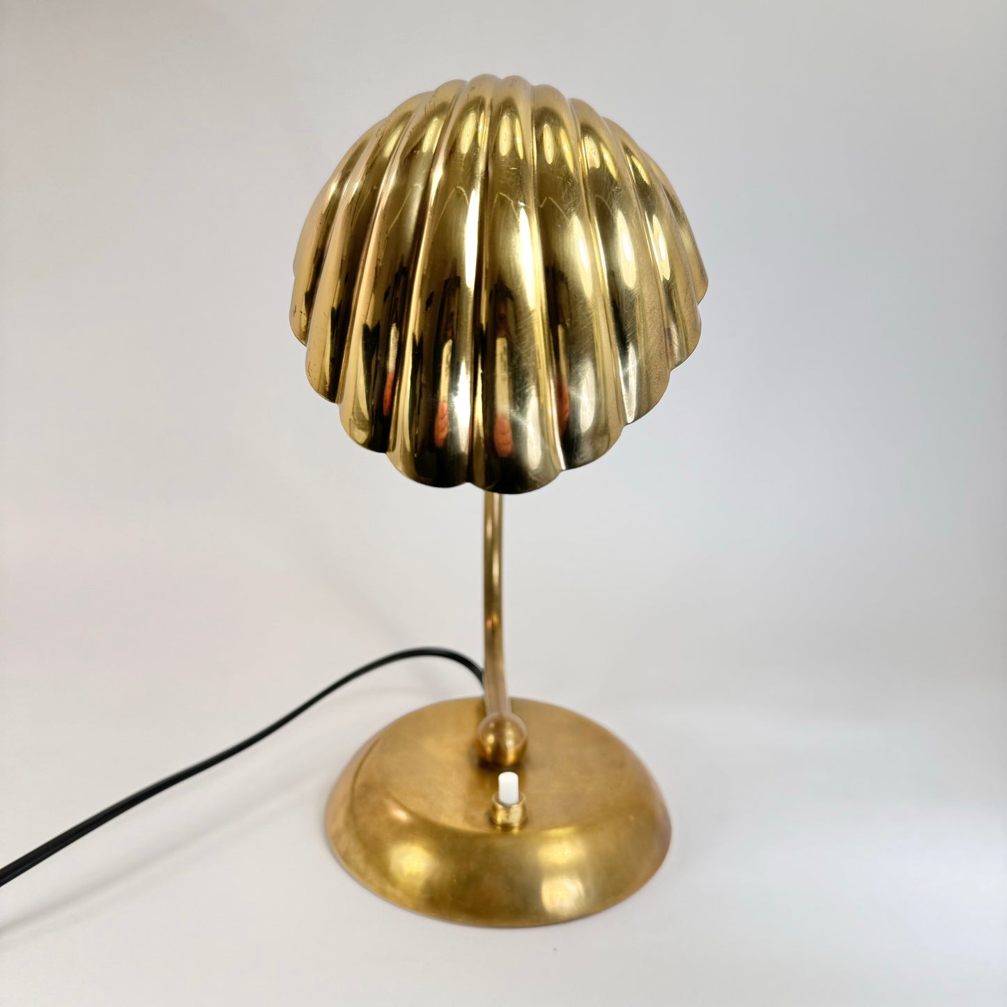 Clam shell table/wall lamp in brass