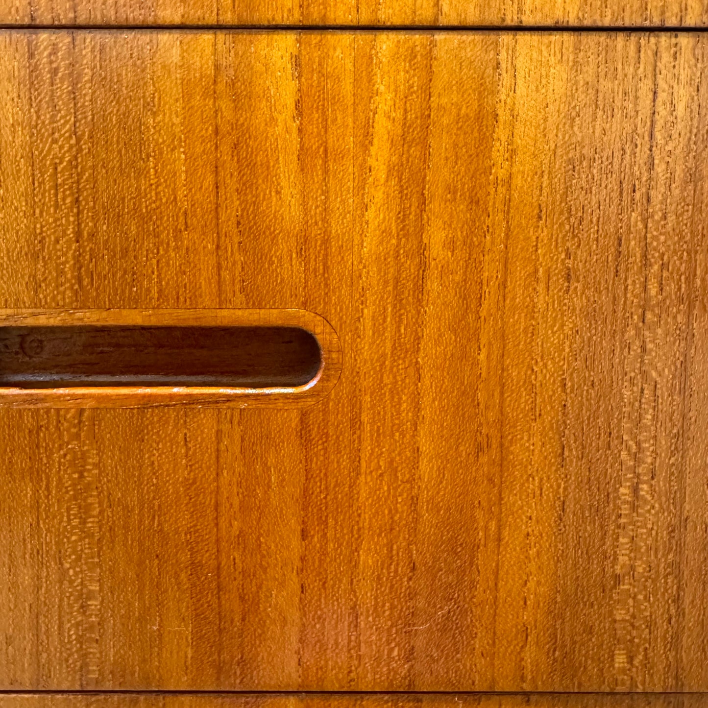 Sällsynt byrå med snyggt infällda handtag