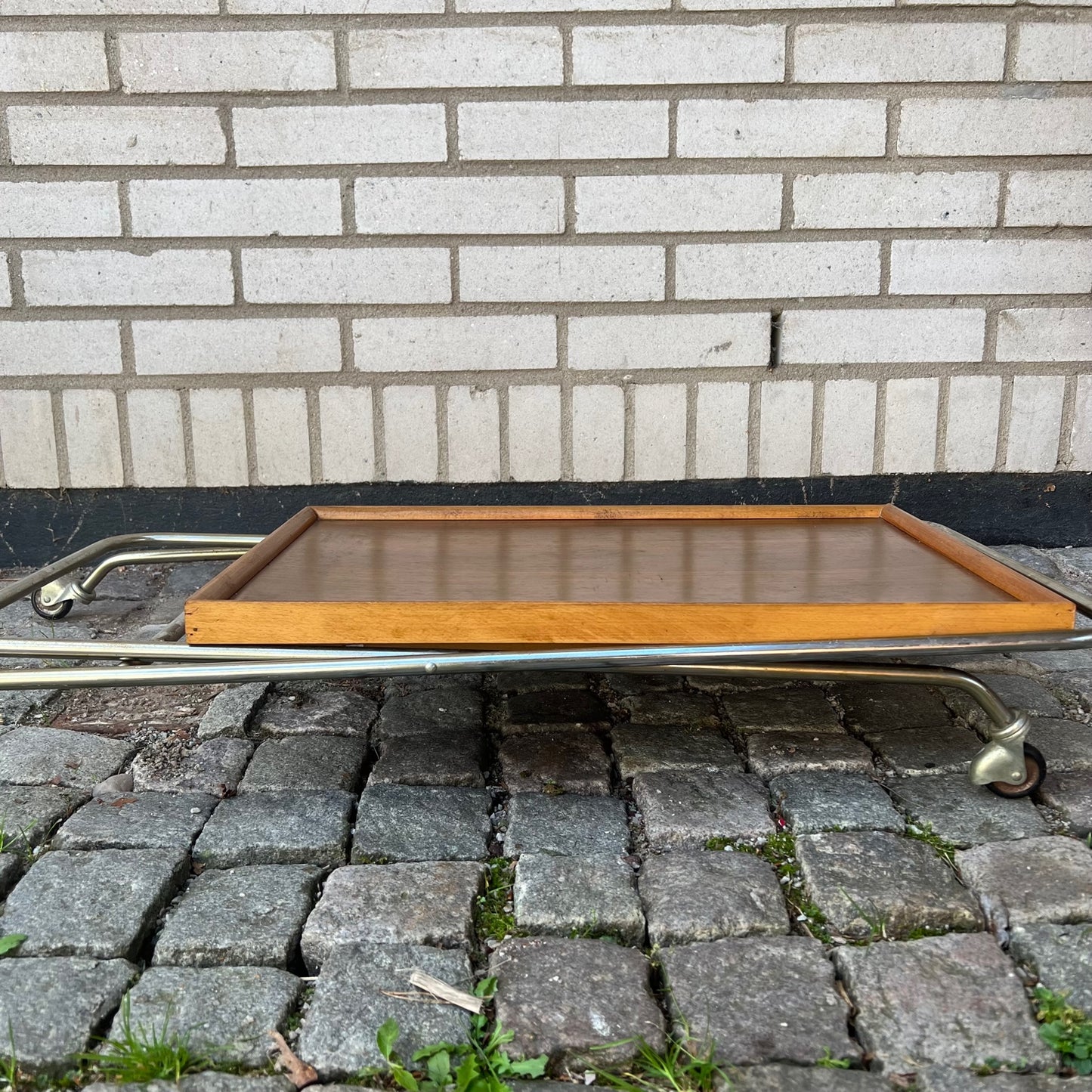 Foldable serving trolley