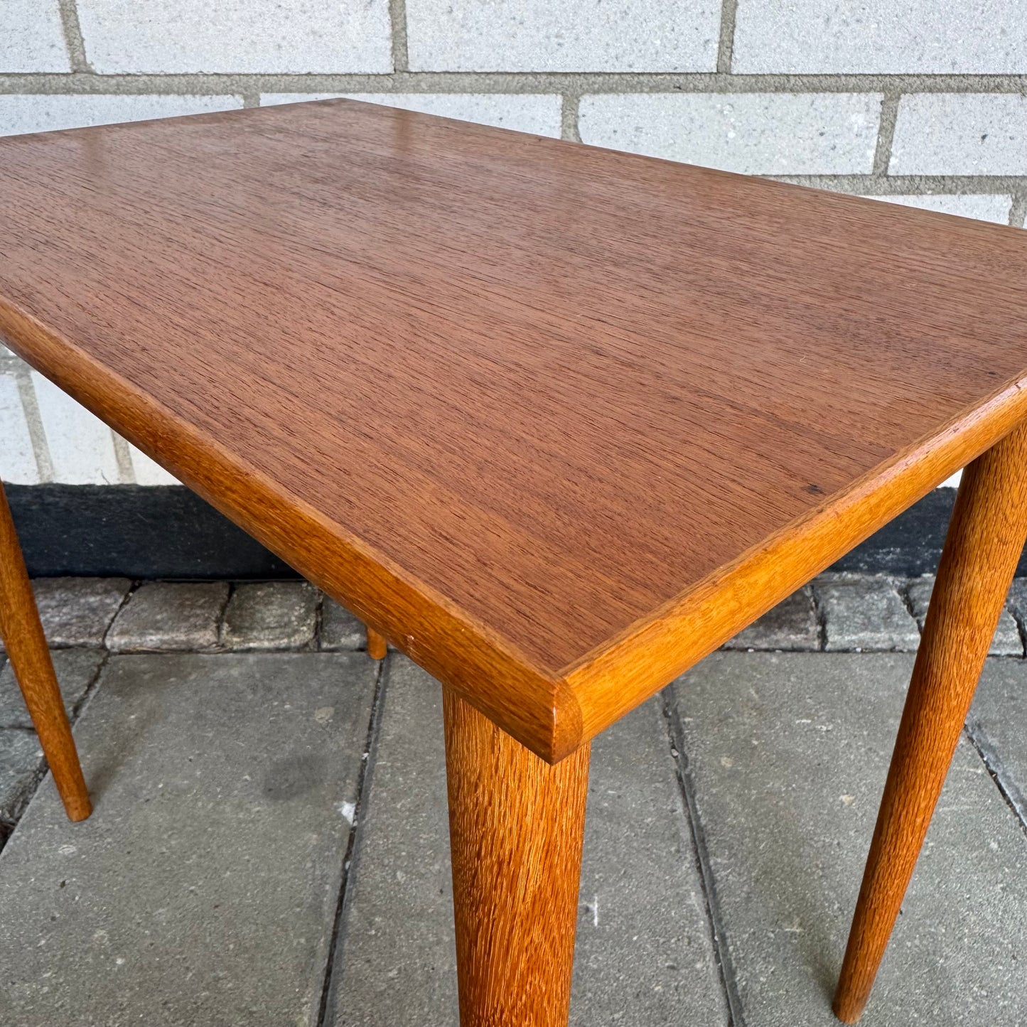 Sidobord i teak och ek