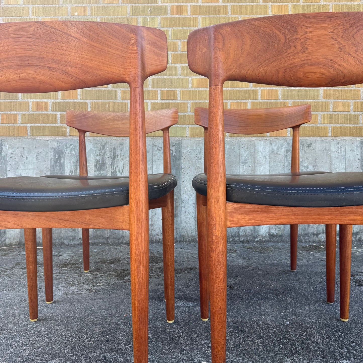 Matstolar i teak av Knud Færch