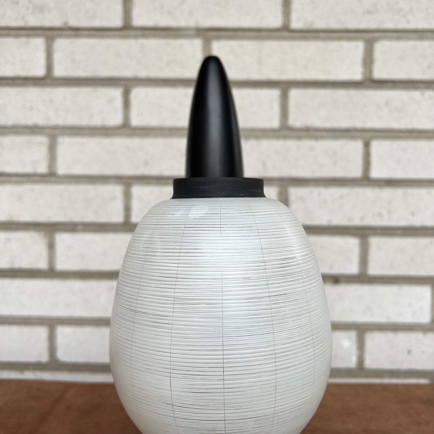 Wall lamp with brass detail