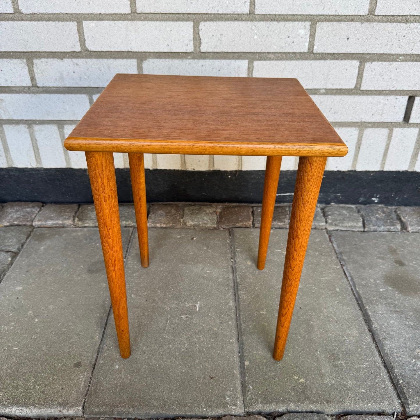 Nätt sidobord i teak och bok