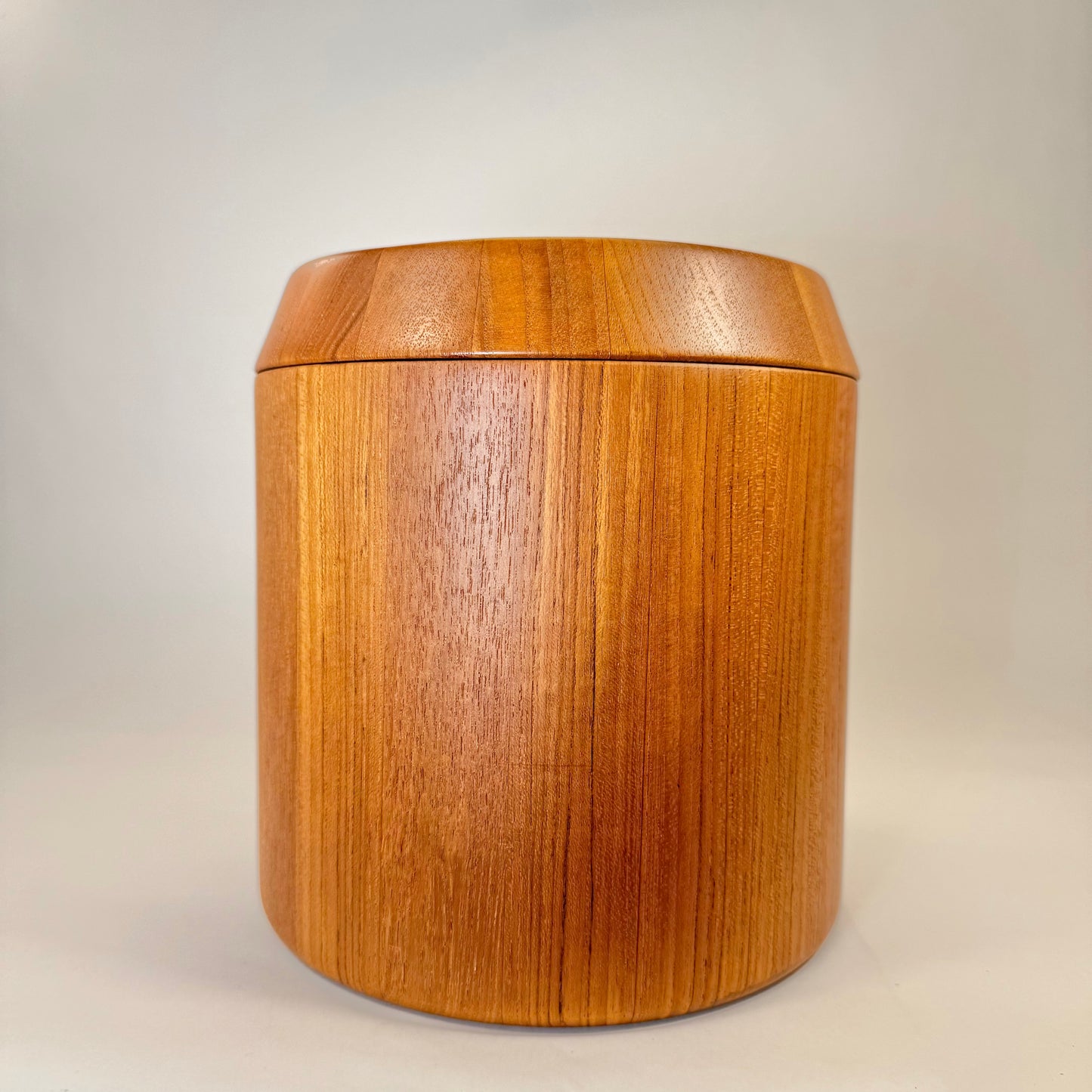 Wine cooler in teak