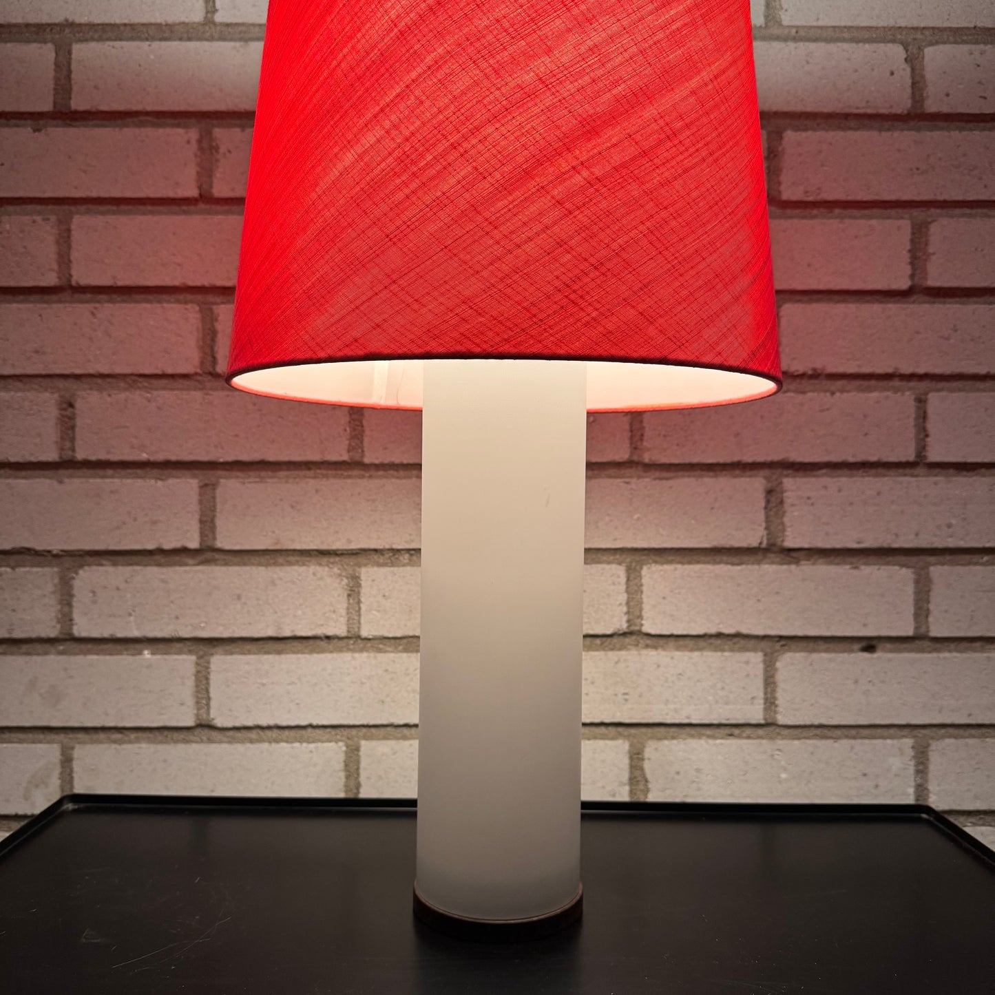 Bordslampa av Uno & Östen Kristiansson för LUXUS