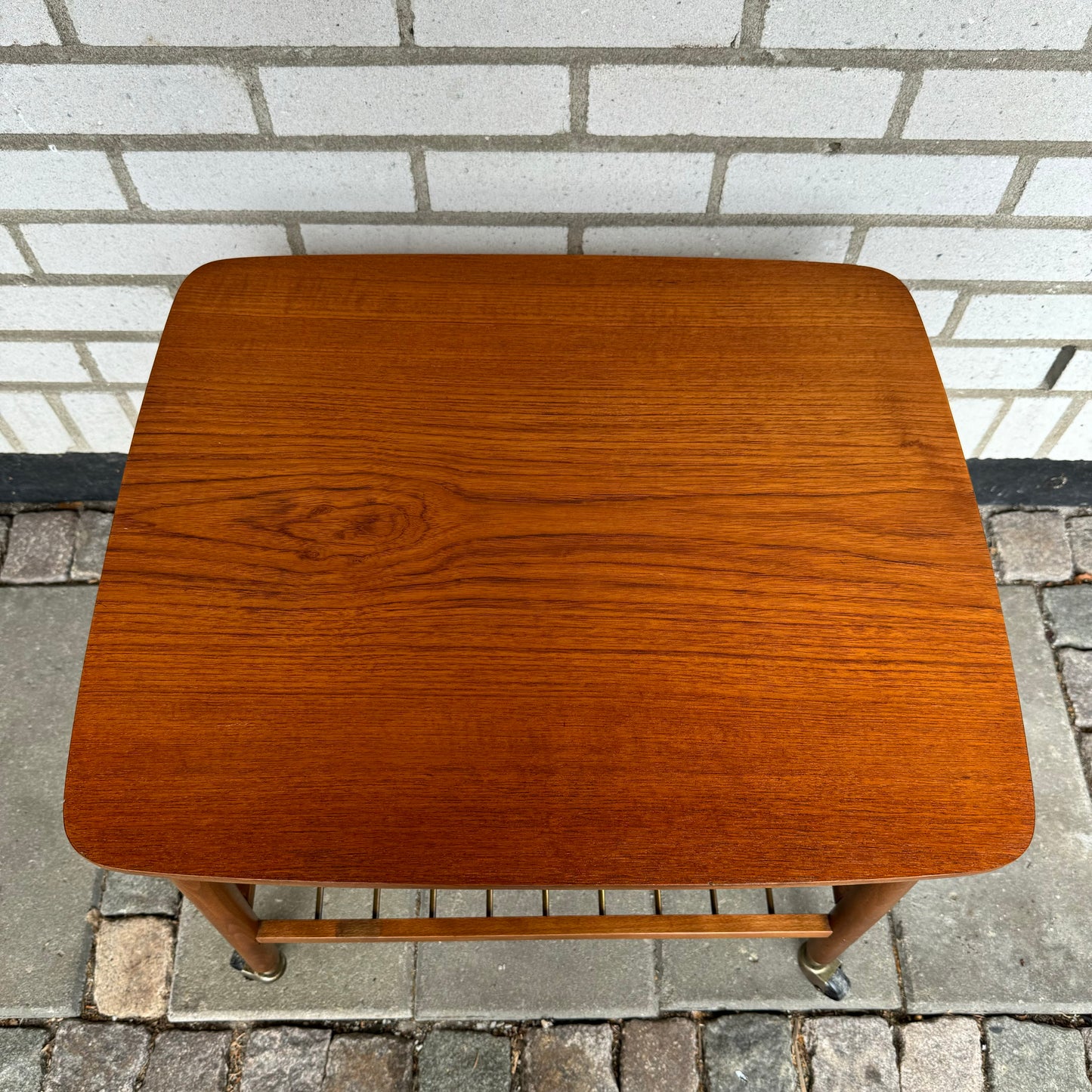 Sidetable with brass shelf