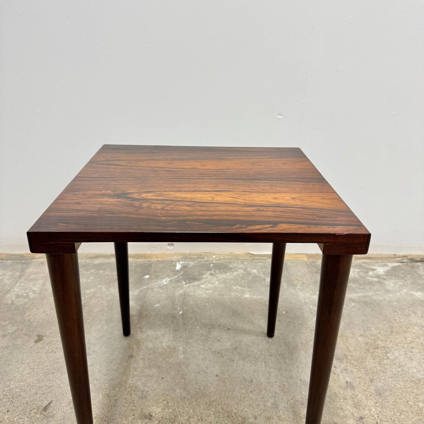 Nätt sidobord i santos rosewood