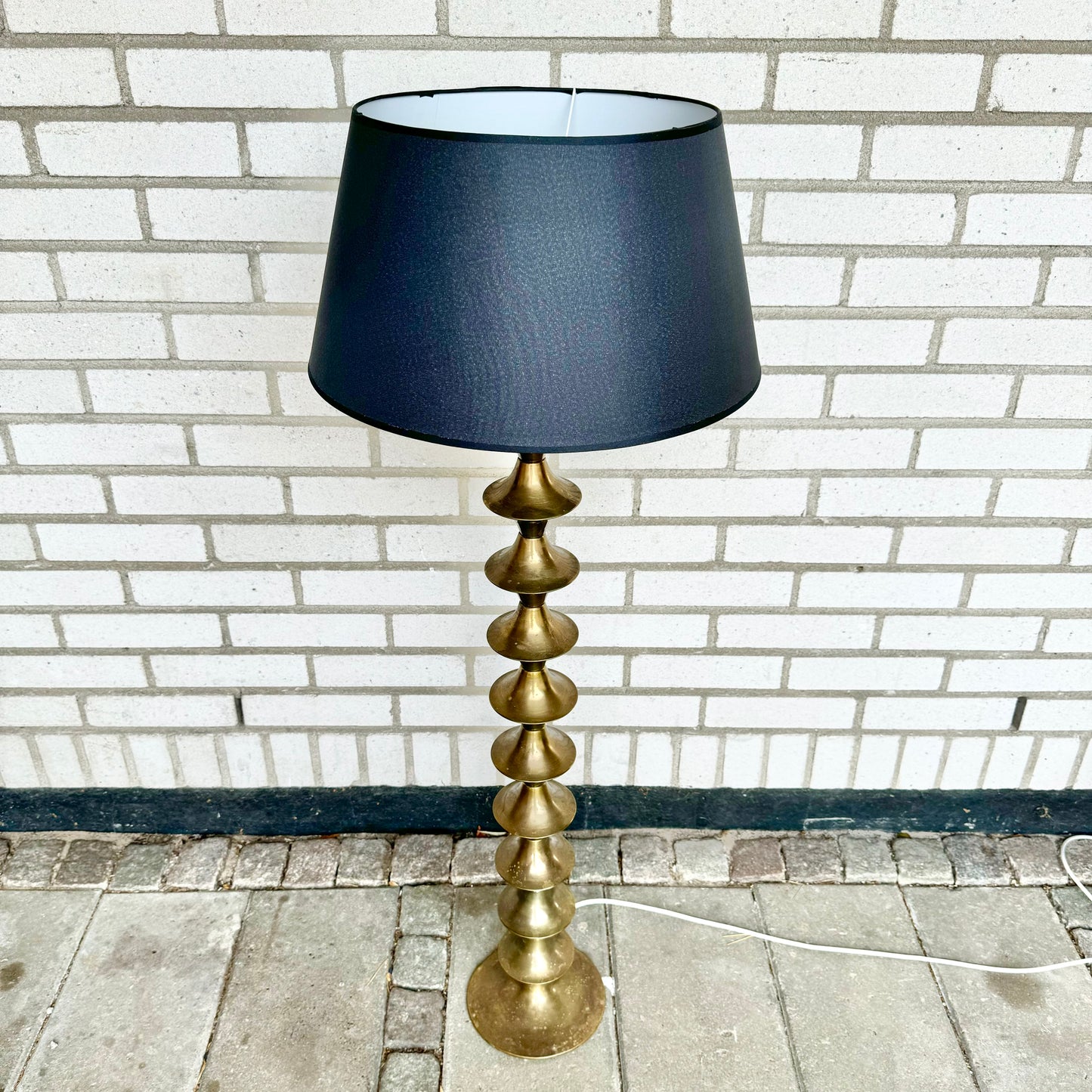Golvlampa i mässing från Elite Ab