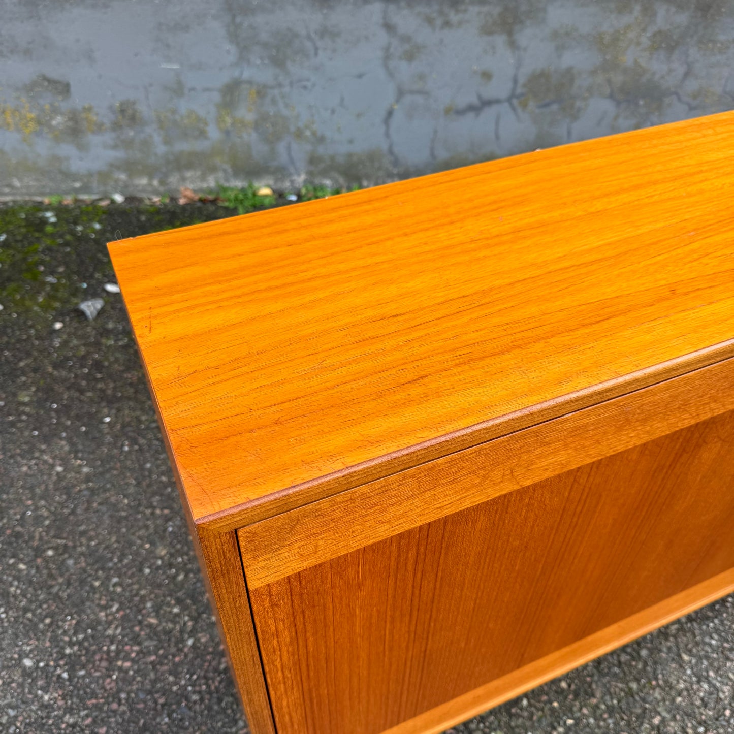 Barskåp i teak med belysning