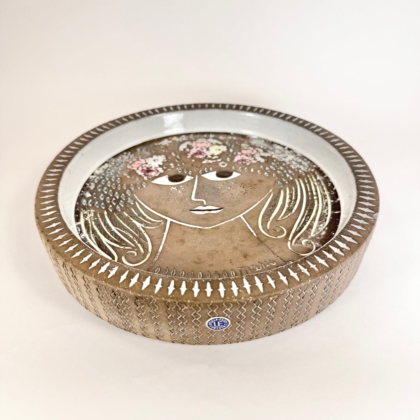 The ashtray/platter ”Beata” by Mari Simmulsson