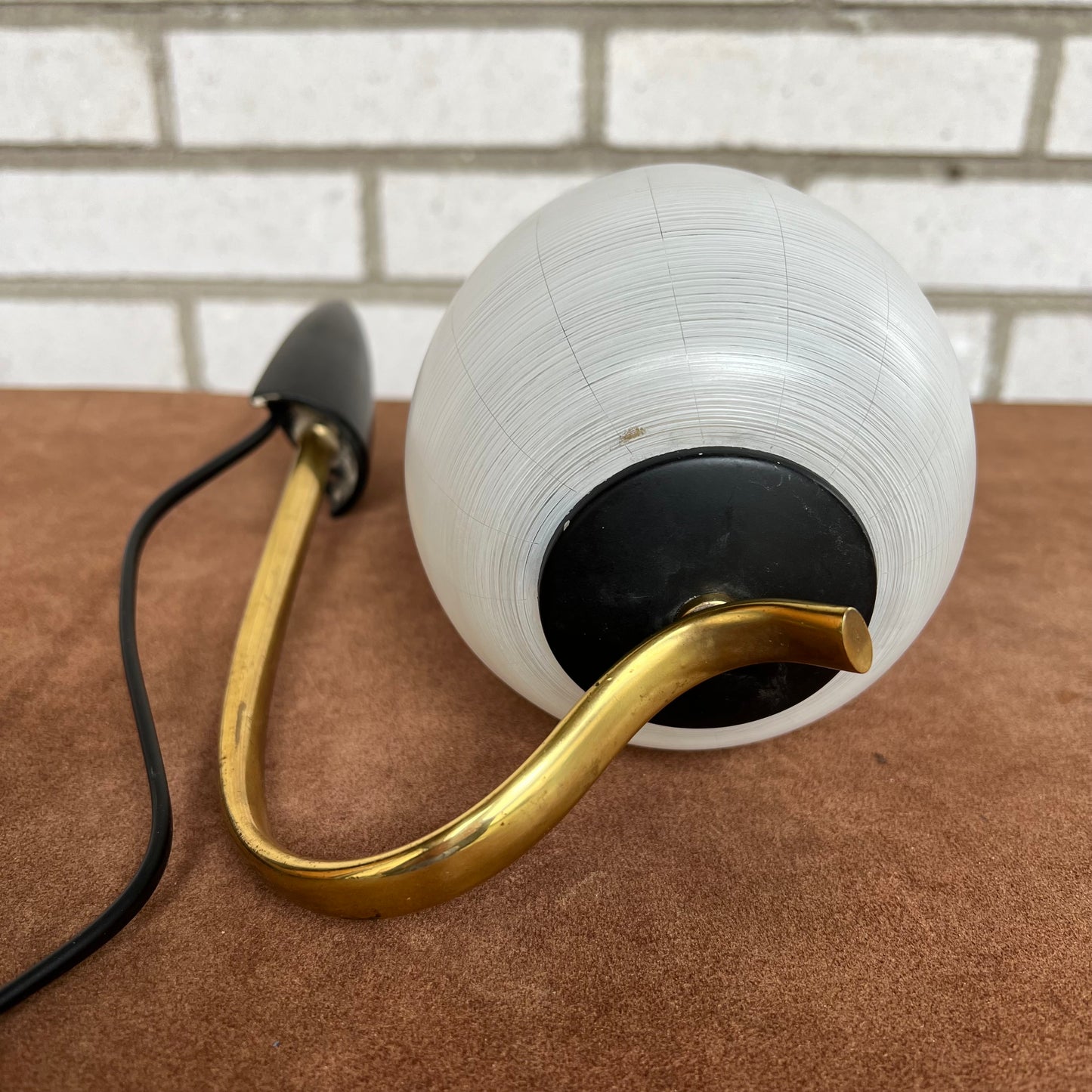 Wall lamp with brass detail