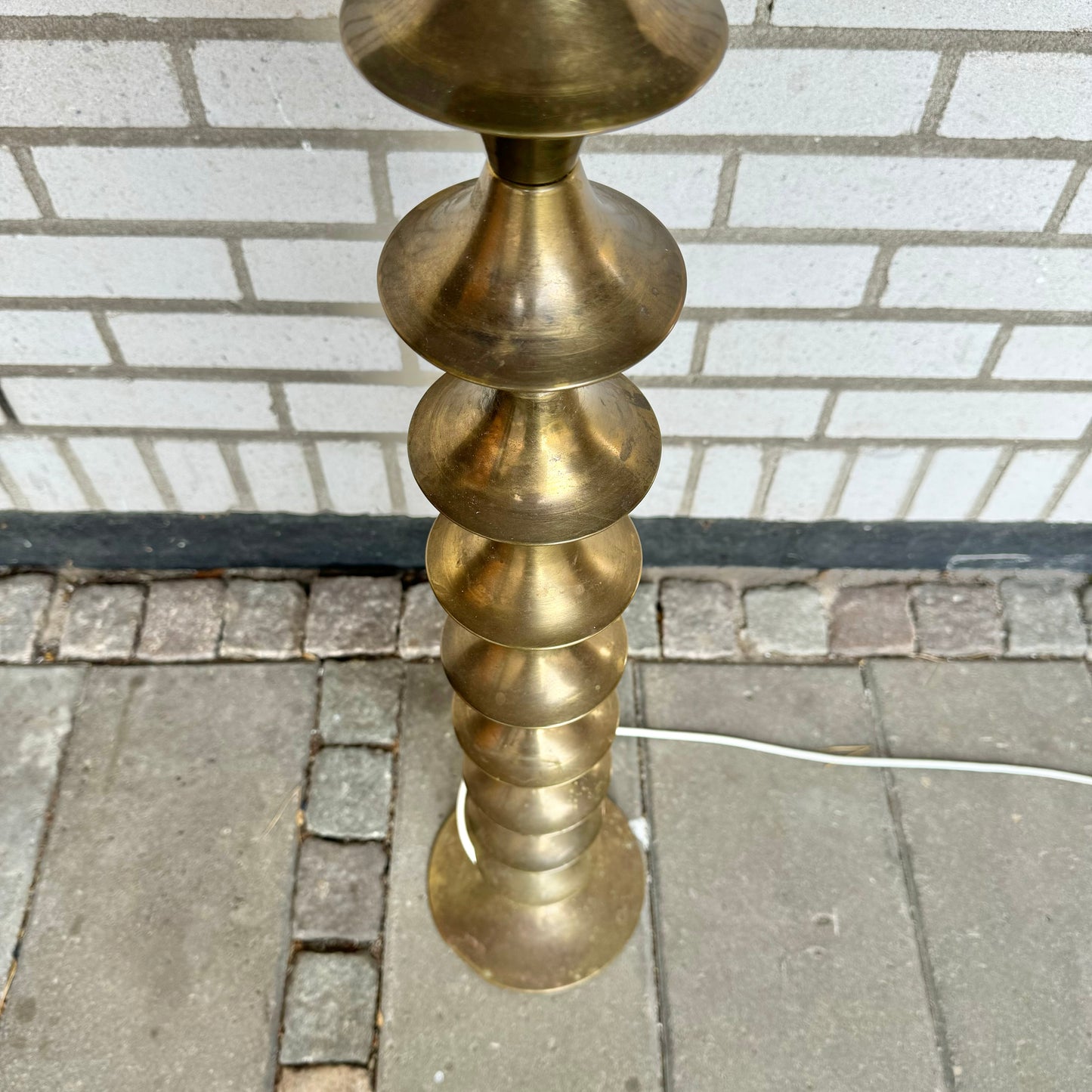 Golvlampa i mässing från Elite Ab