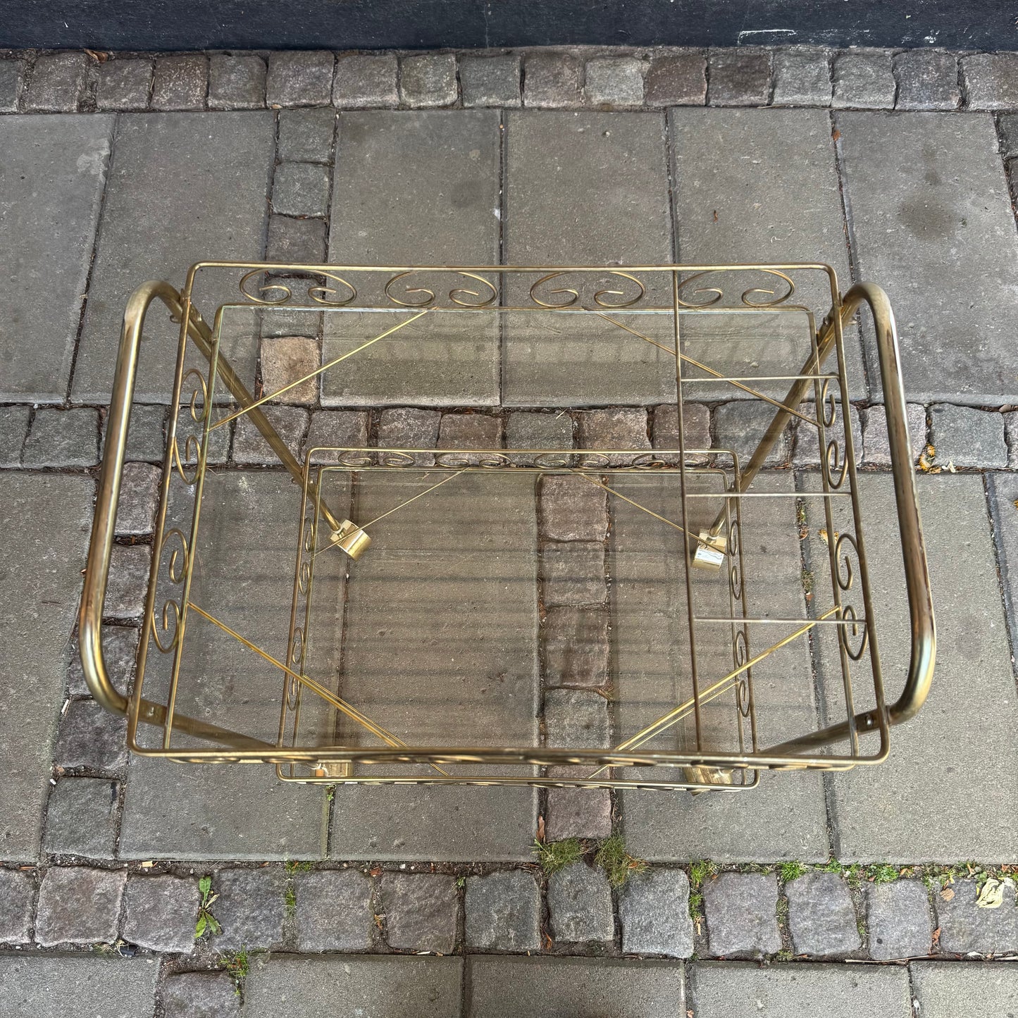 Serveringsvagn med glashyllor