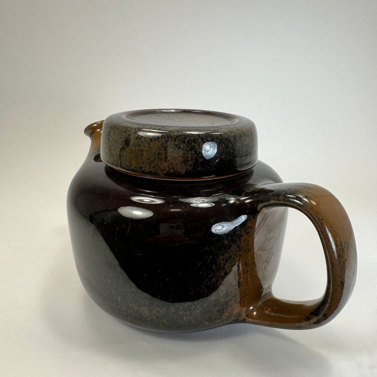 Tea pottle by Ulla Procopé