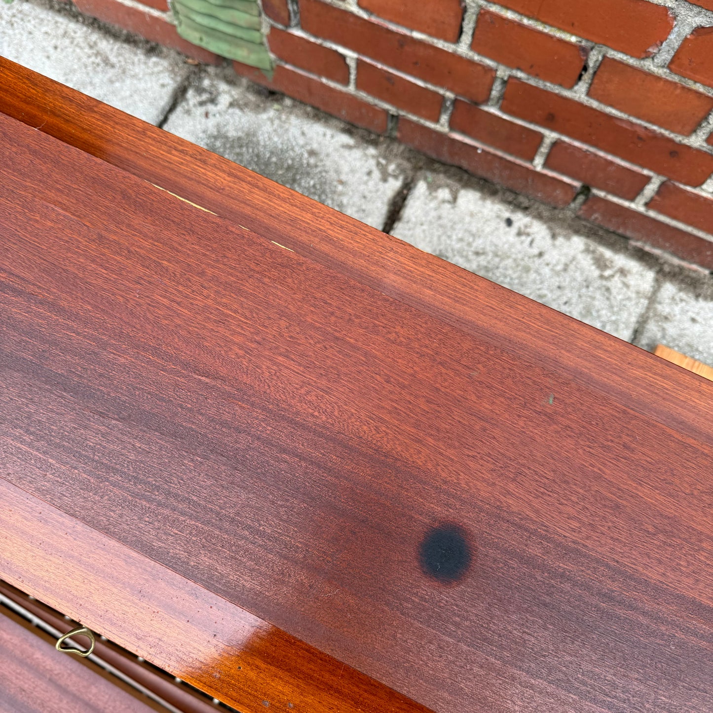 Stringhylla med tillhörande sekretär