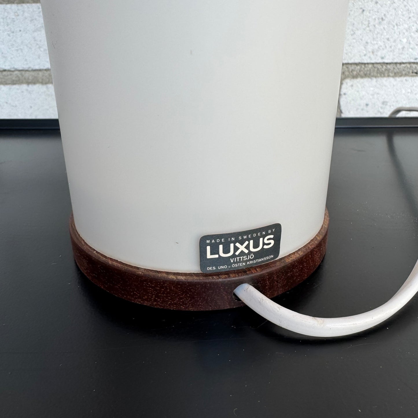 Bordslampa av Uno & Östen Kristiansson för LUXUS
