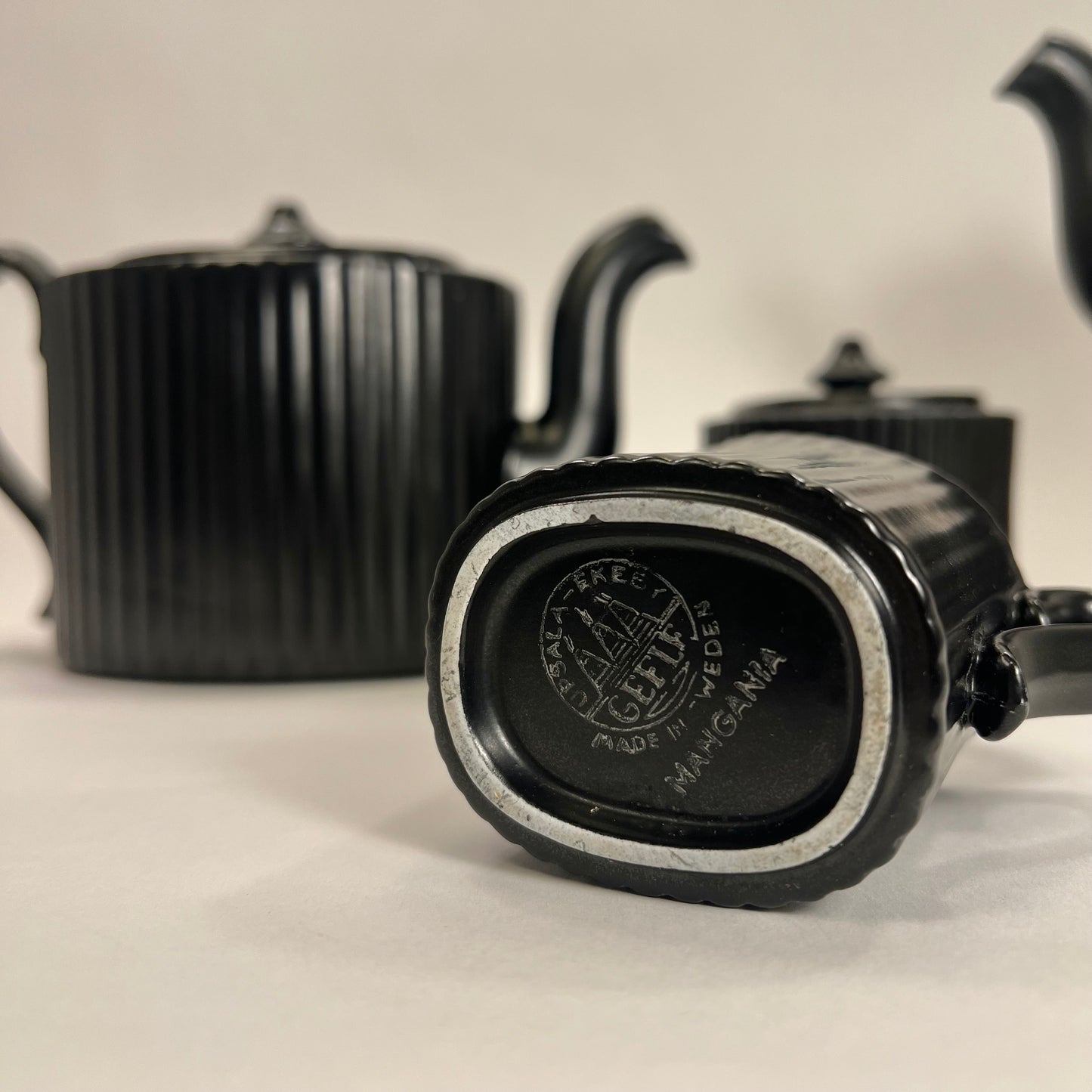 Tea and coffee pottles by Arthy Percy