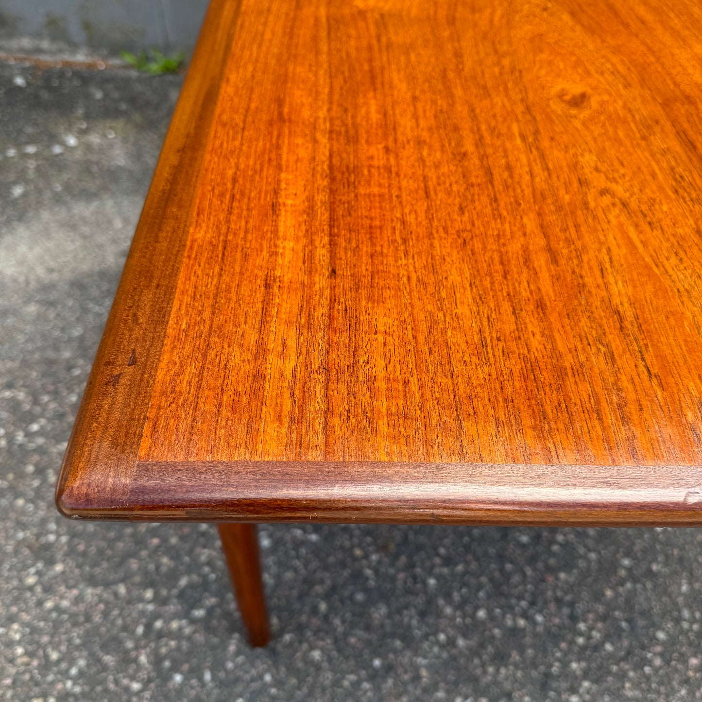 Matbord av Johannes Andersen för Uldum Møbelfabrik