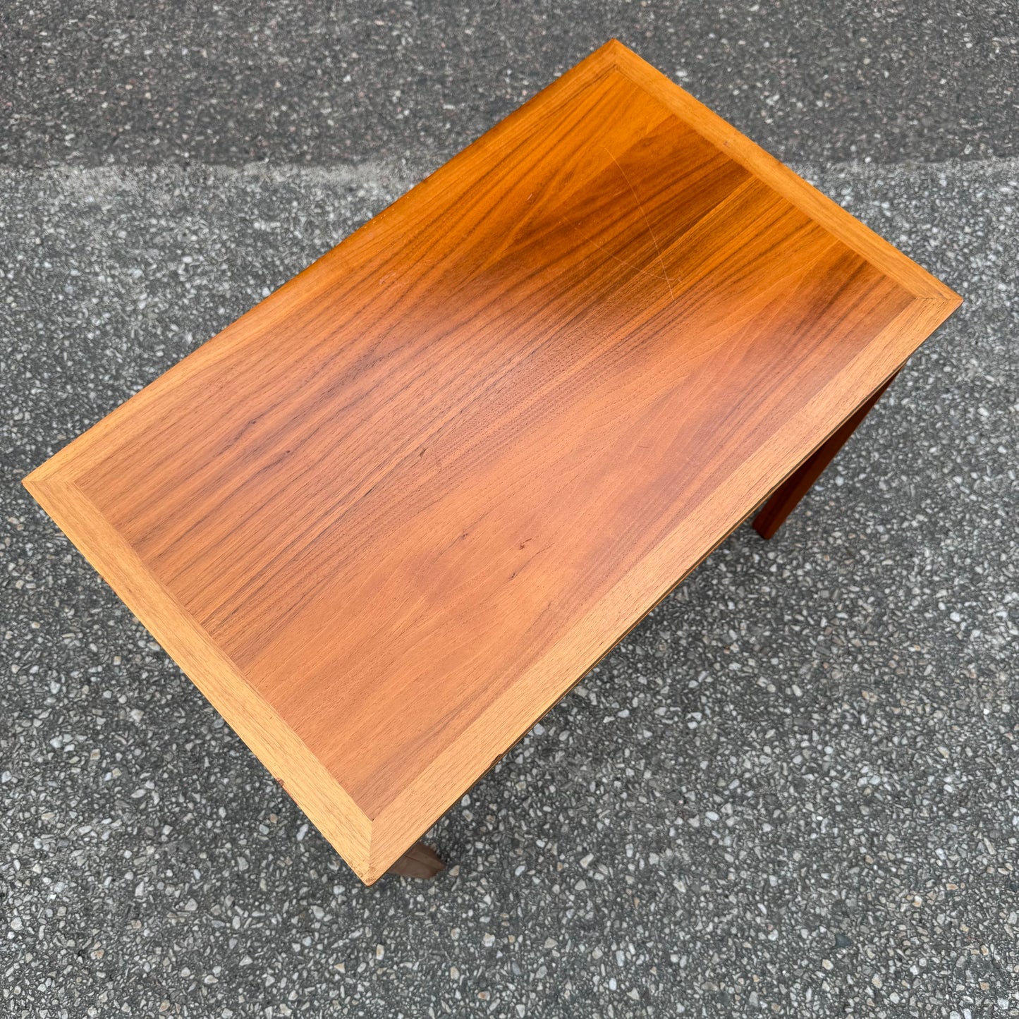 Nätt sidobord i valnöt
