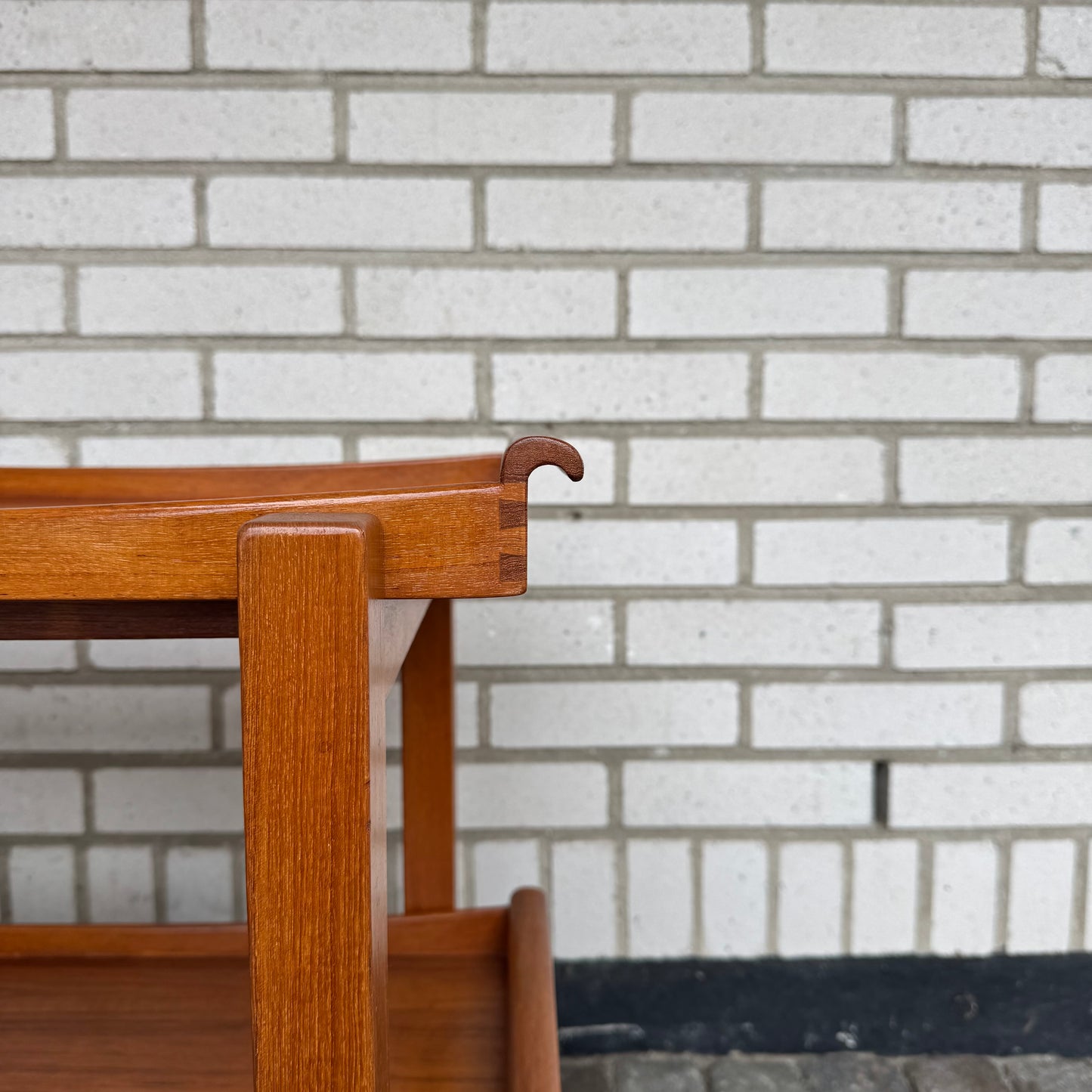 Serveringsvagn i teak med löstagbara brickor