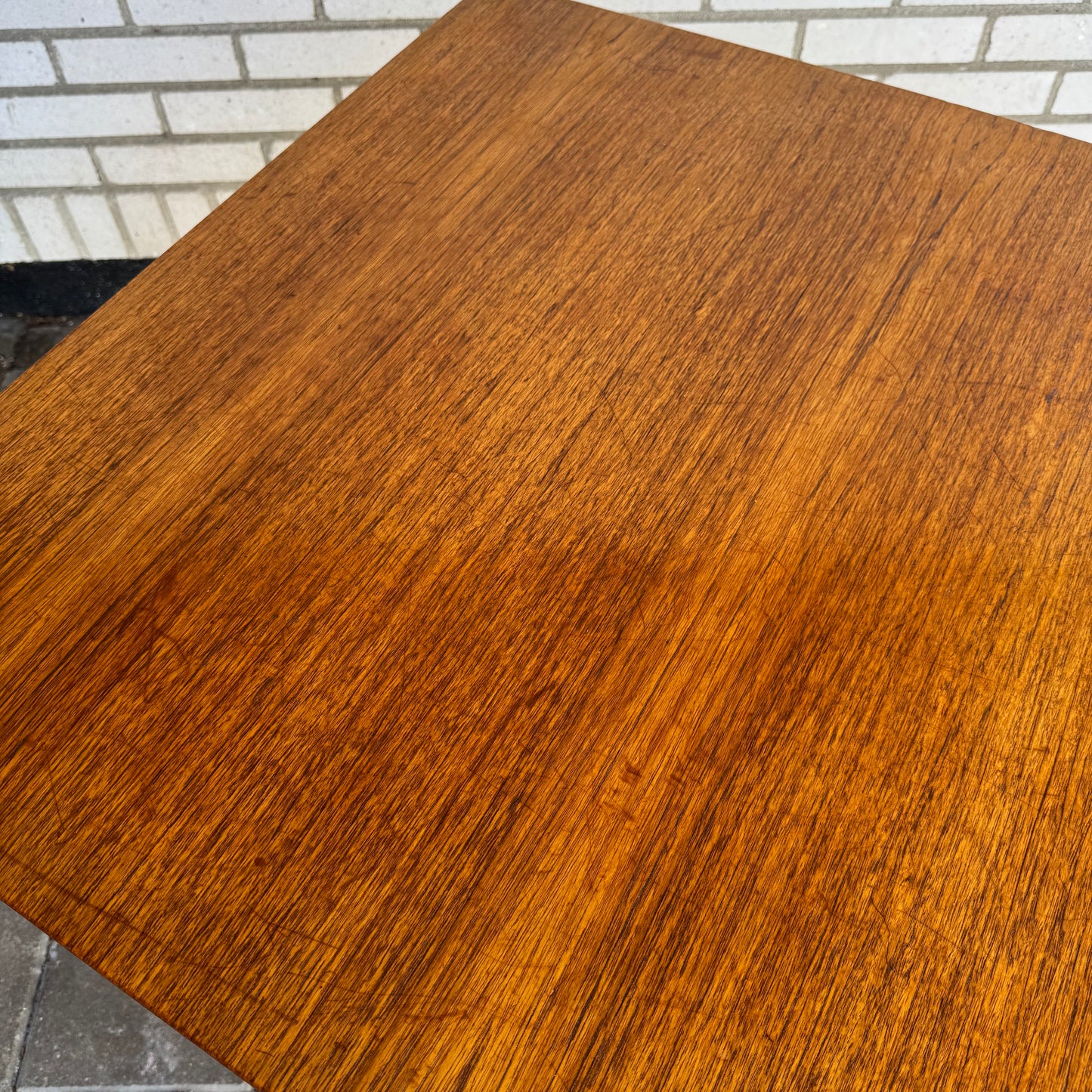 Matbord med två utdragsskivor