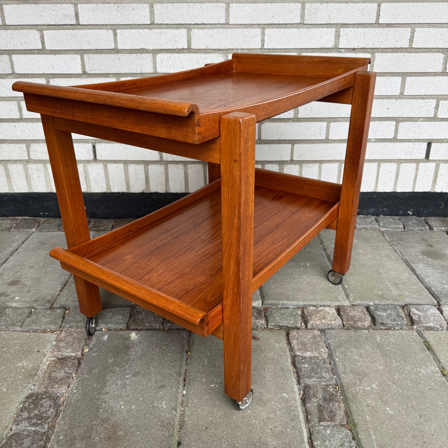 Serveringsvagn i teak med löstagbara brickor