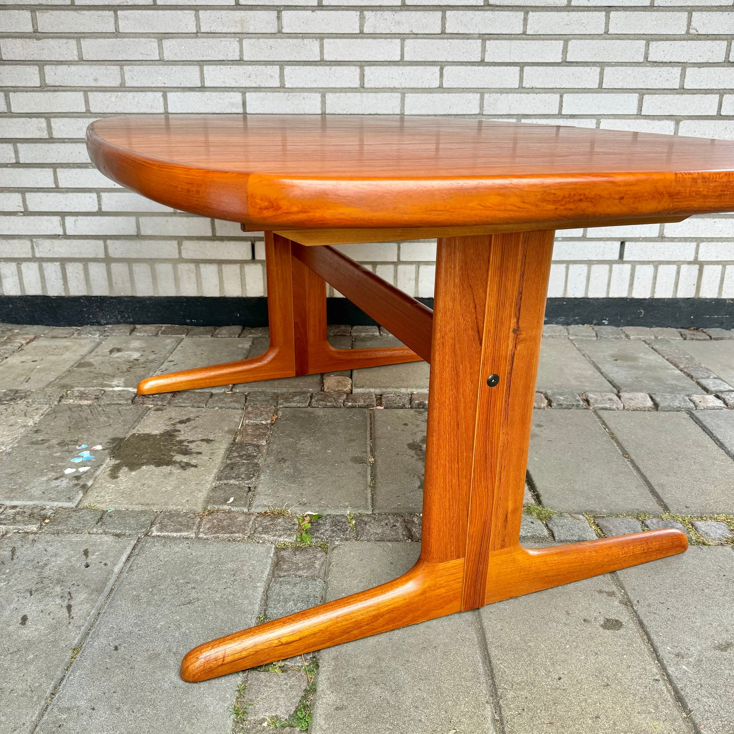 Dining table by Skovby Møbelfabrik