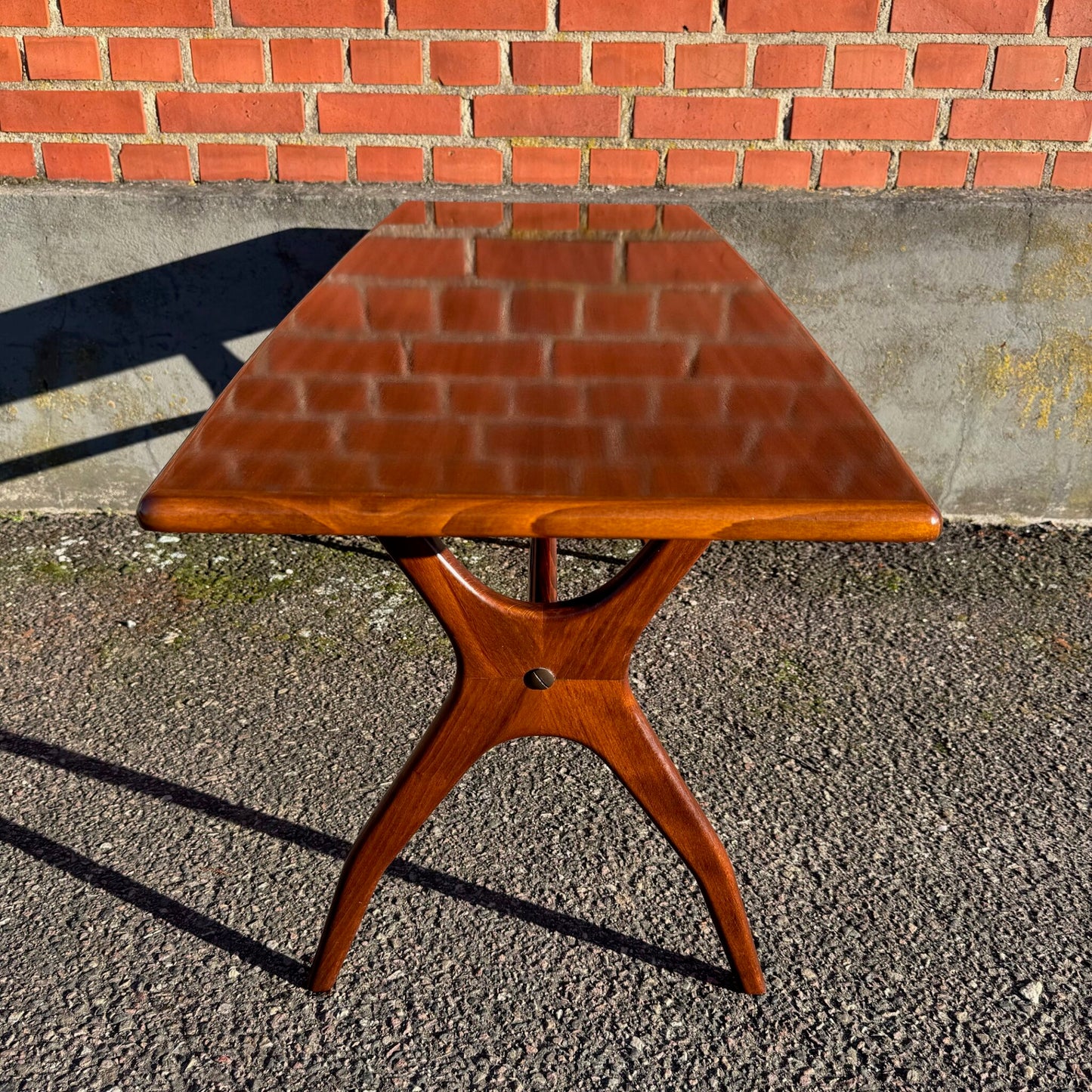 Coffee table with brass details