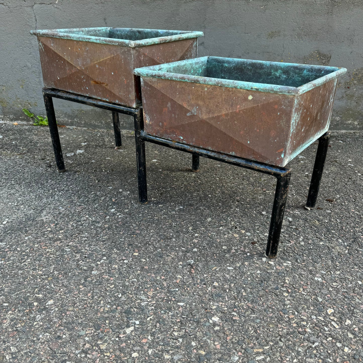 Flower table in copper and steel
