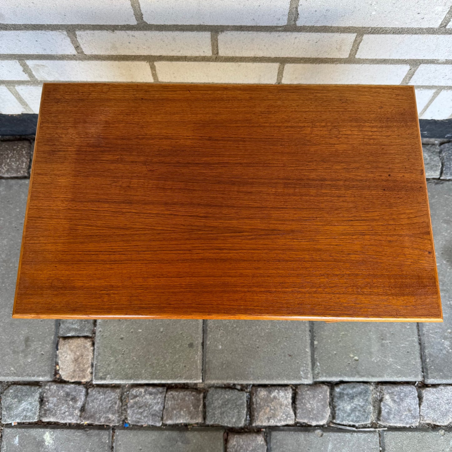 Sidobord i teak och ek