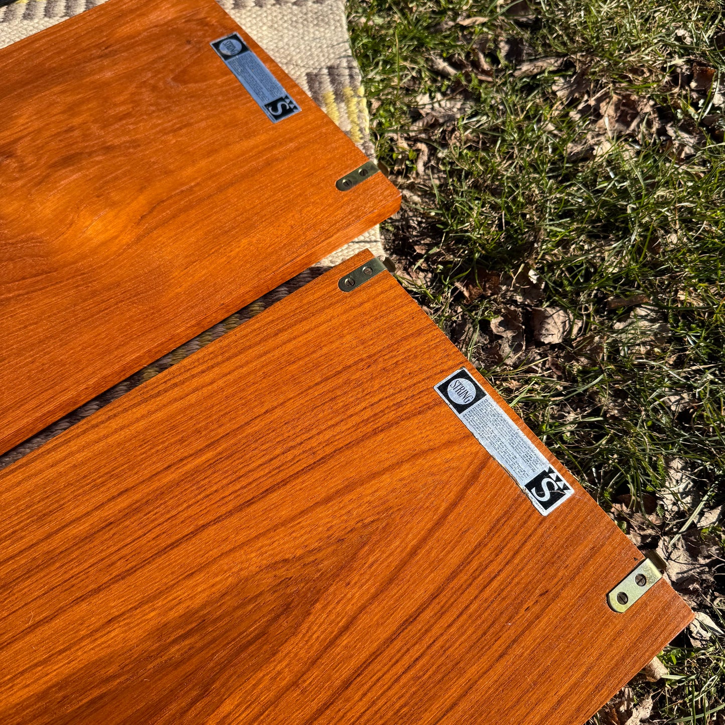 Stringhylla med svarta gavlar