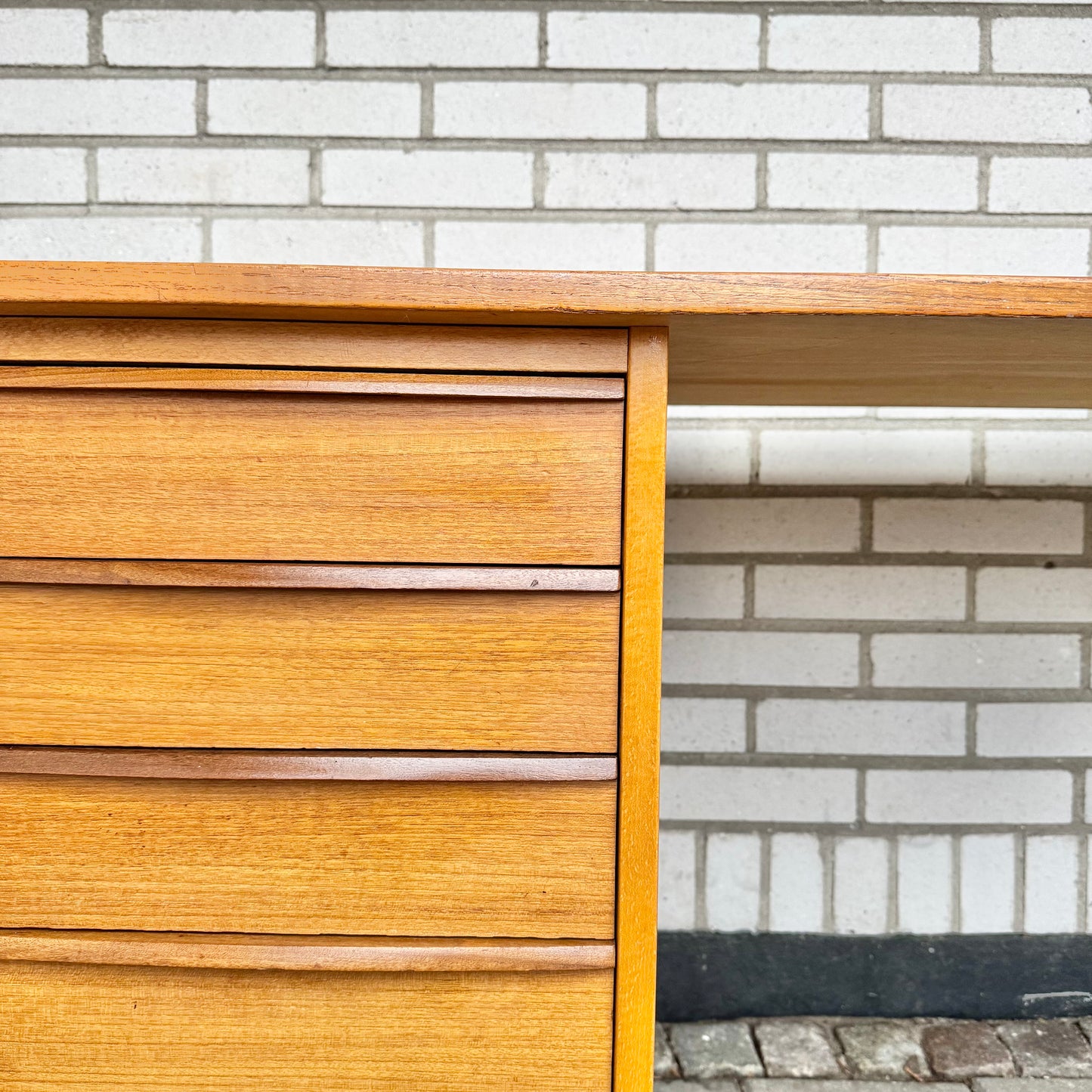 Skrivbord med fyrlådig hurts