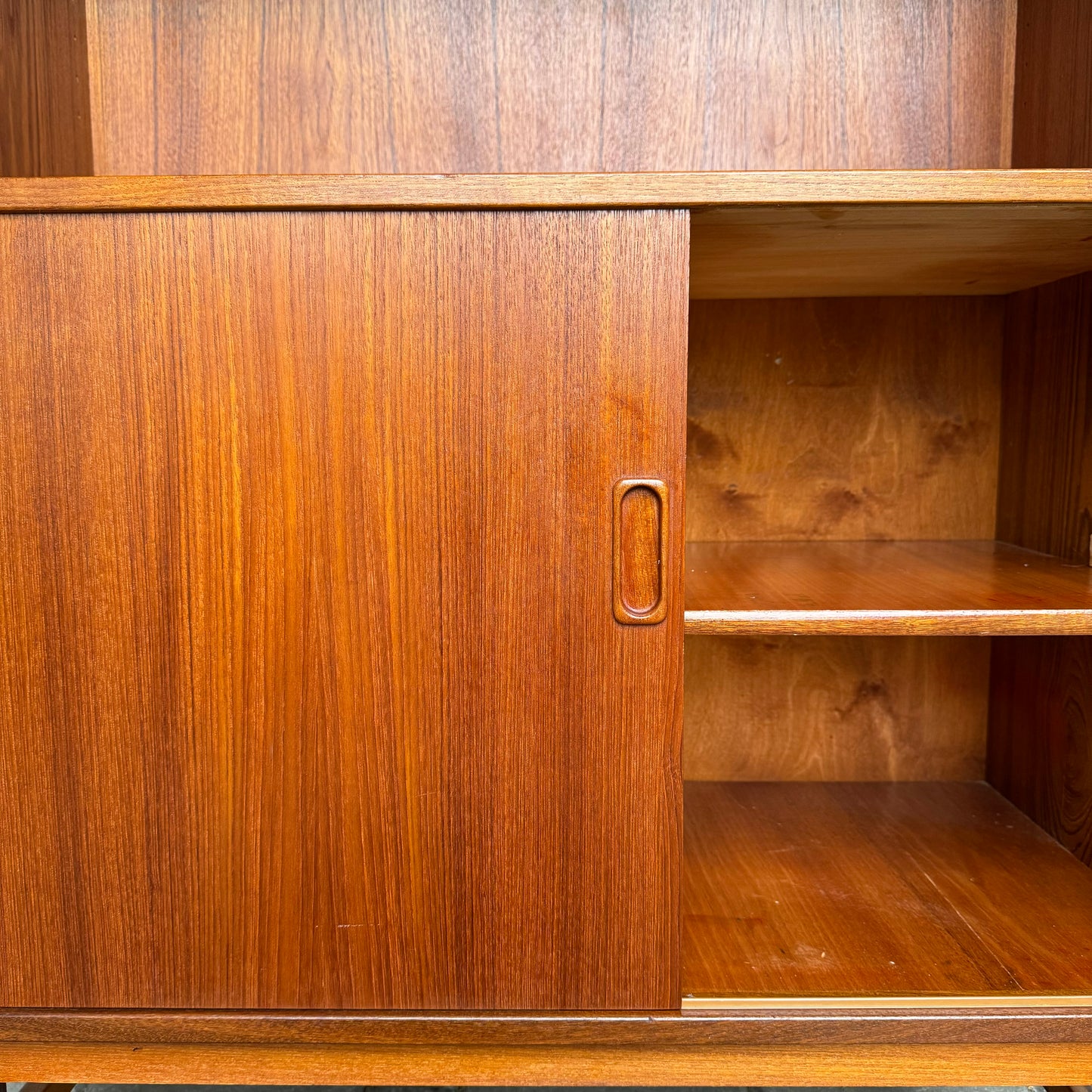 3st fristående bokhyllor med lådor och skjutdörrar