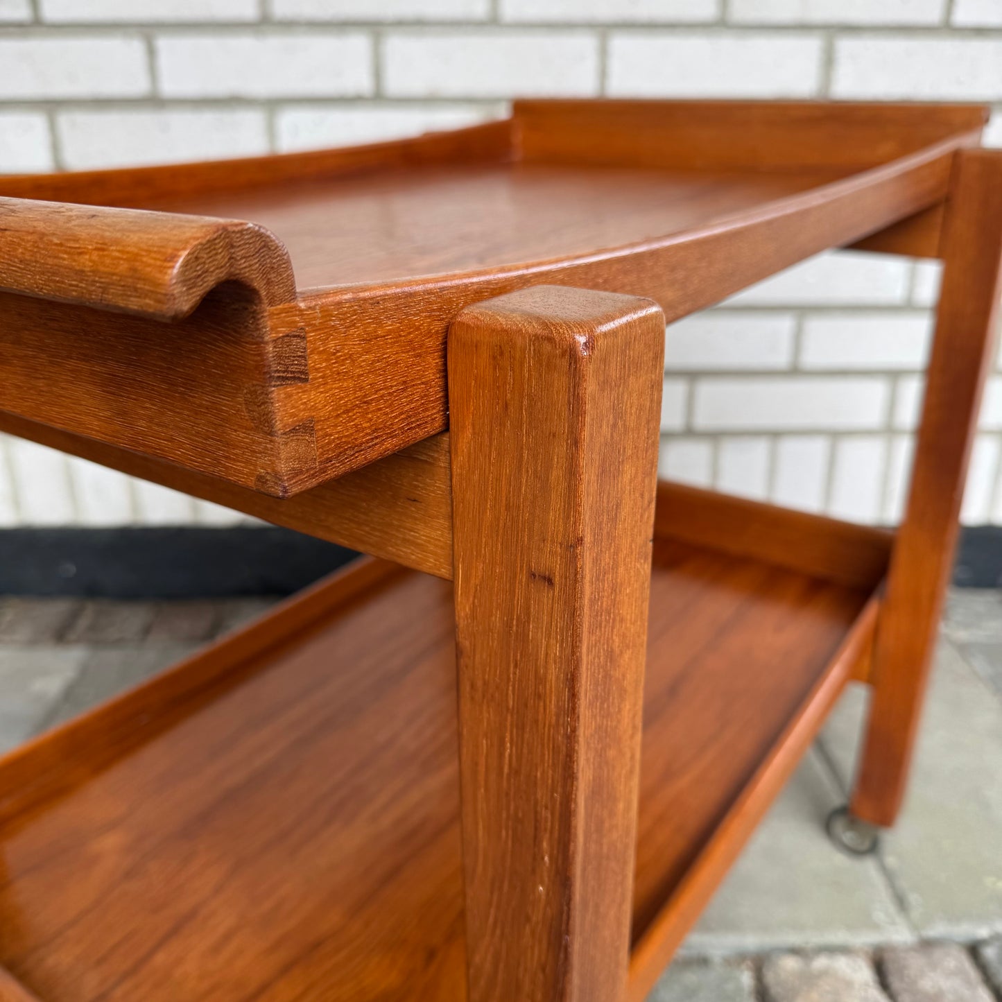 Serveringsvagn i teak med löstagbara brickor