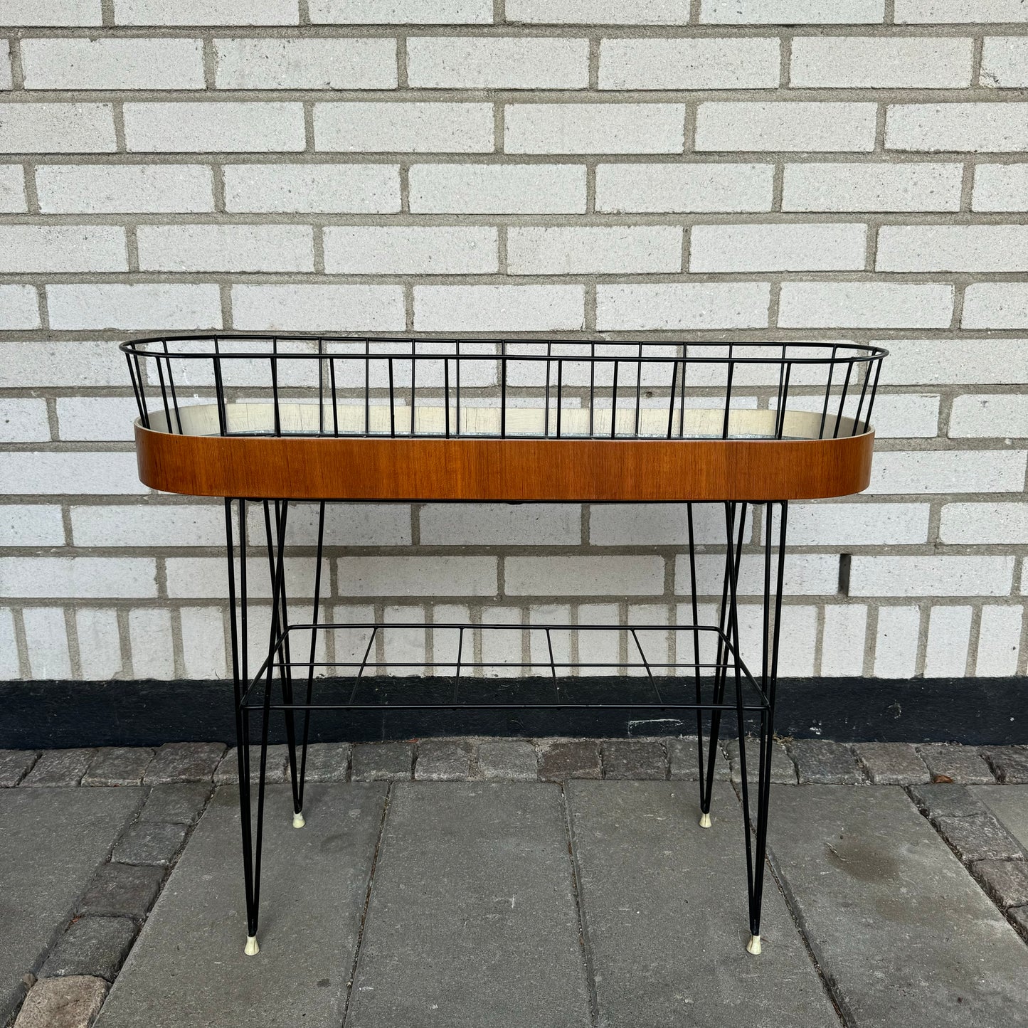 Flower table in teak