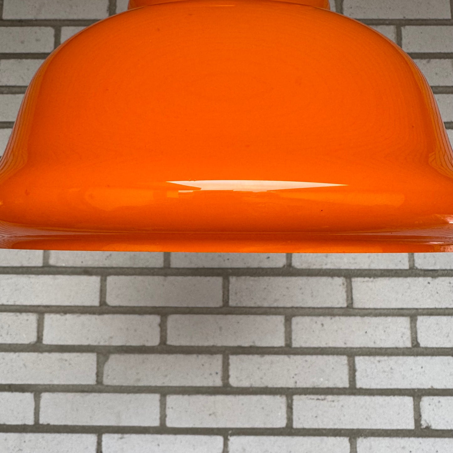 Orange taklampa i glas