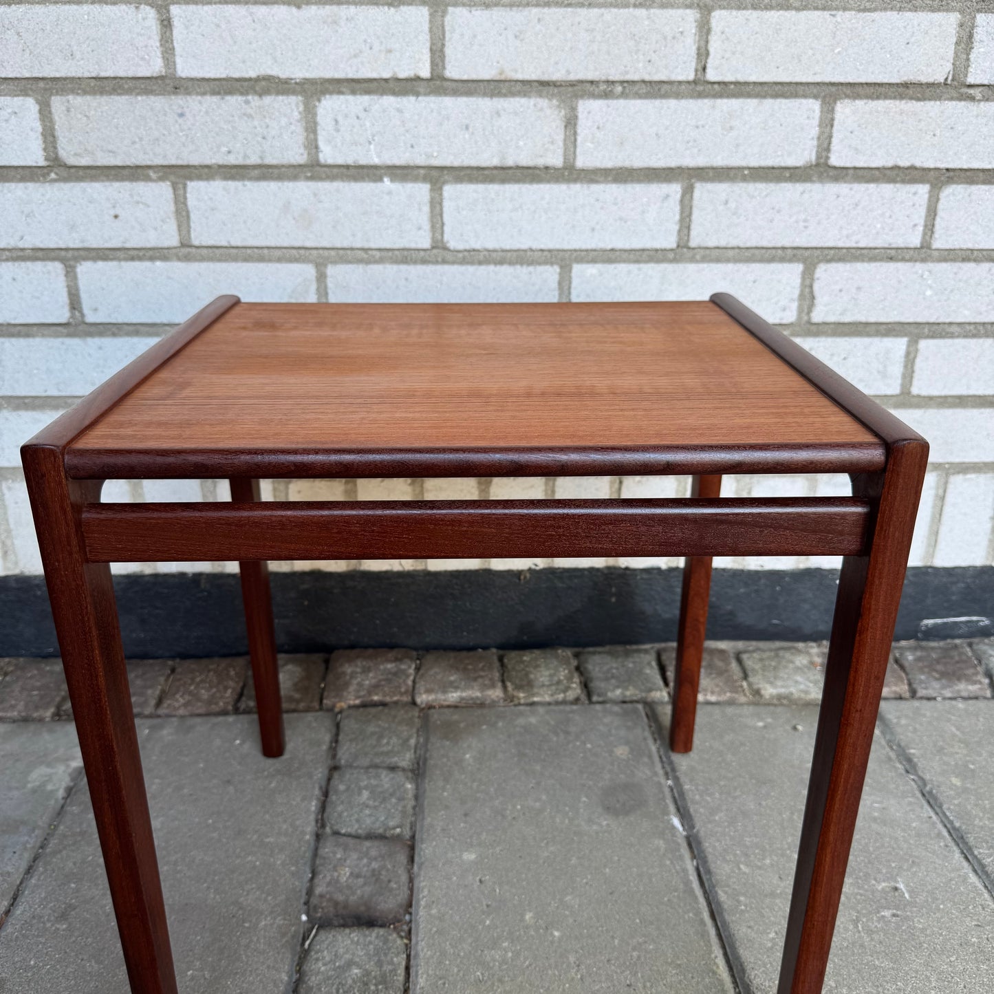 Nätt sidobord i teak