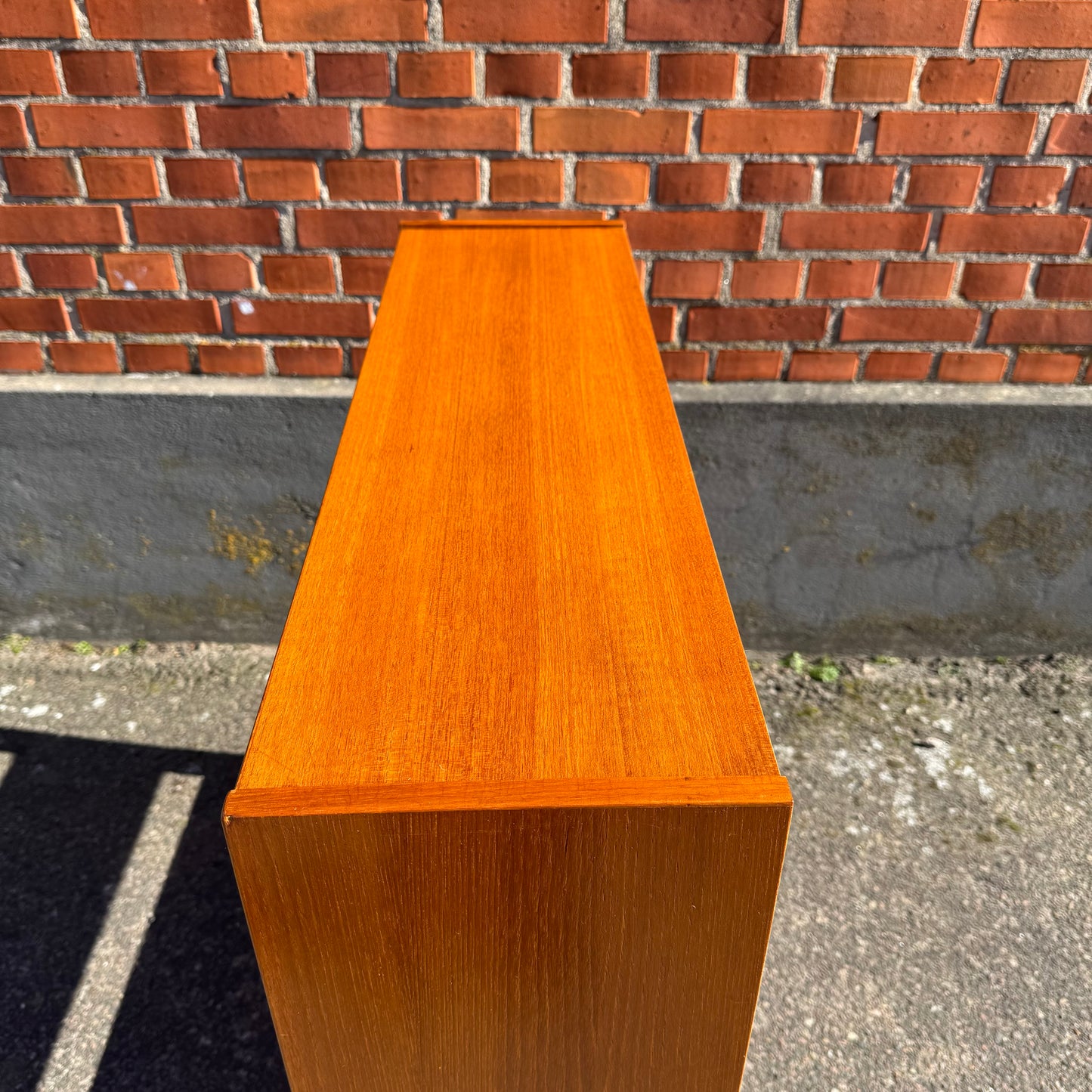 Nätt bokhylla med justerbara hyllplan