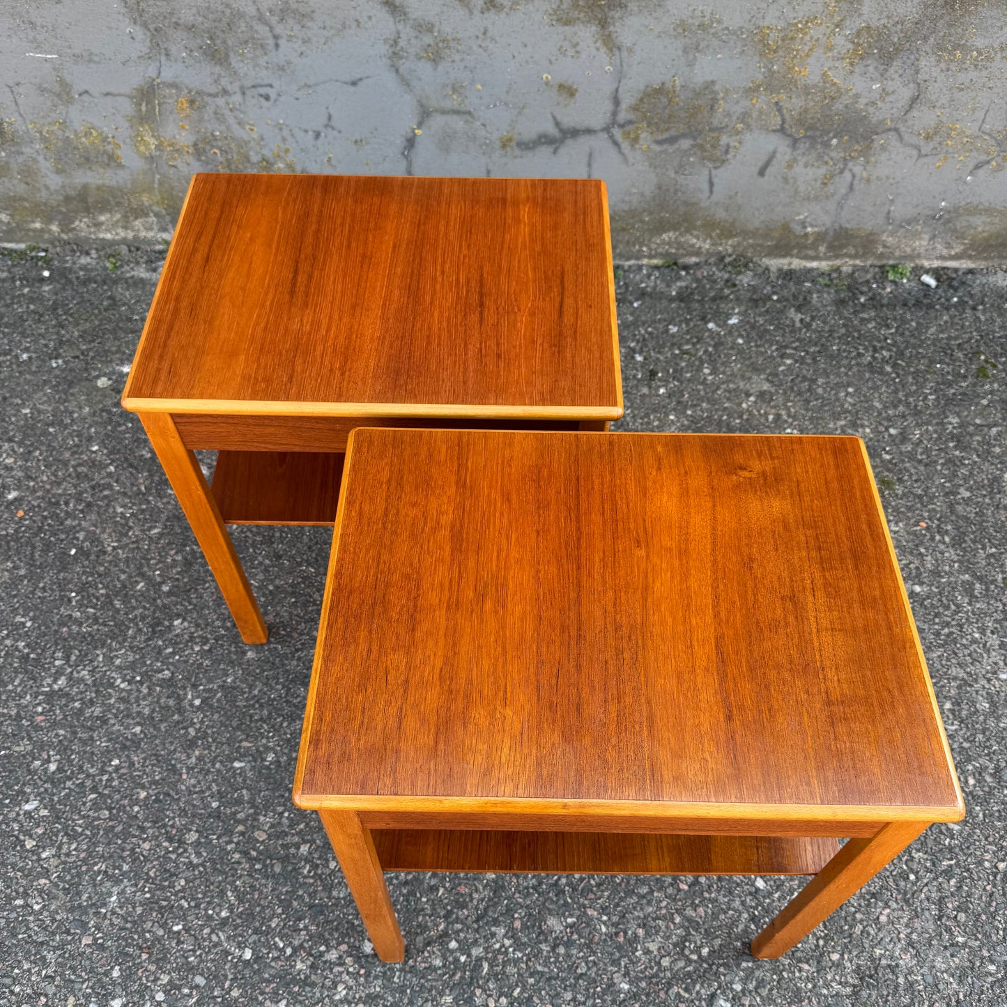 2st sängbord i teak och bok