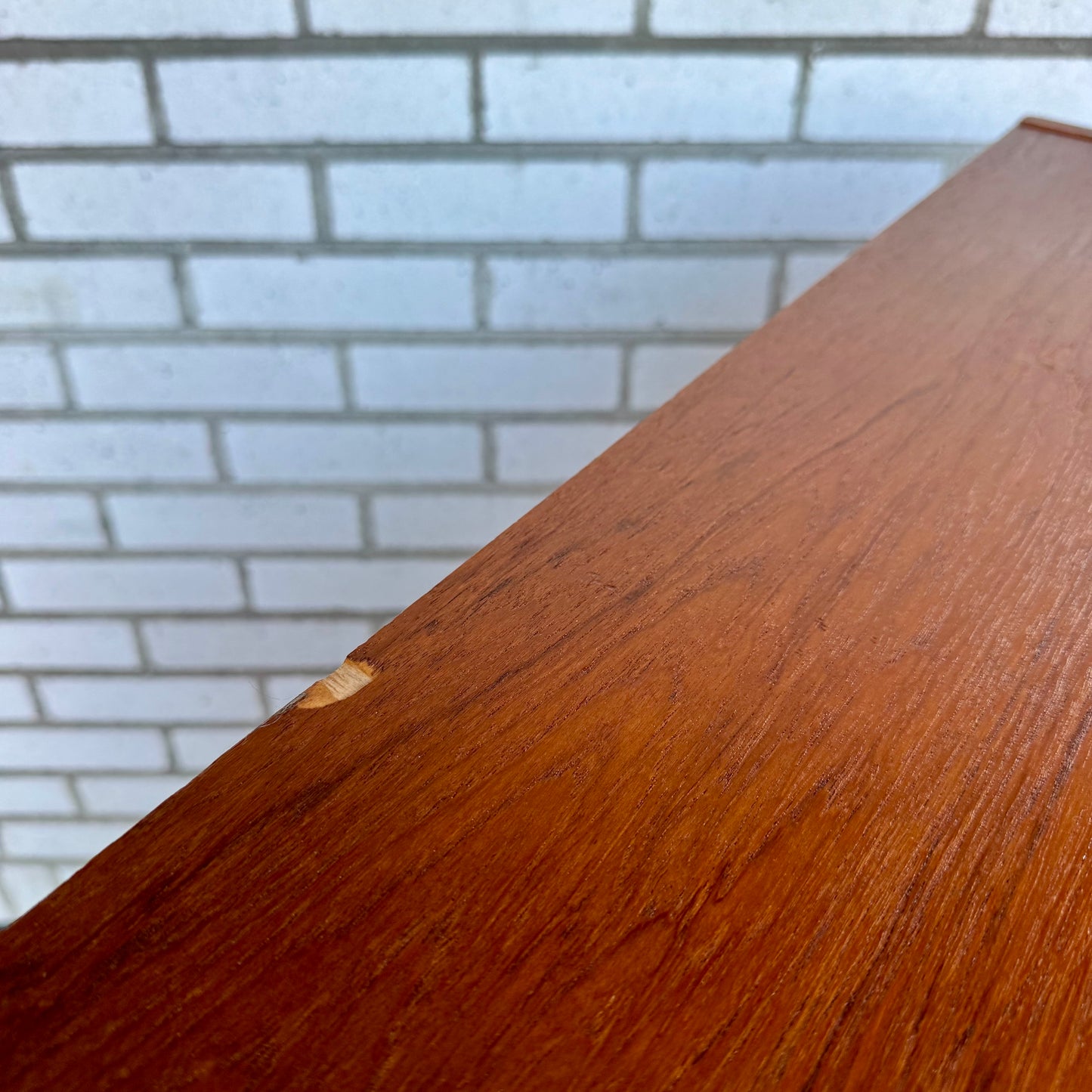 Bokhylla i teak av Nils Jonsson från Troeds Bjärnum