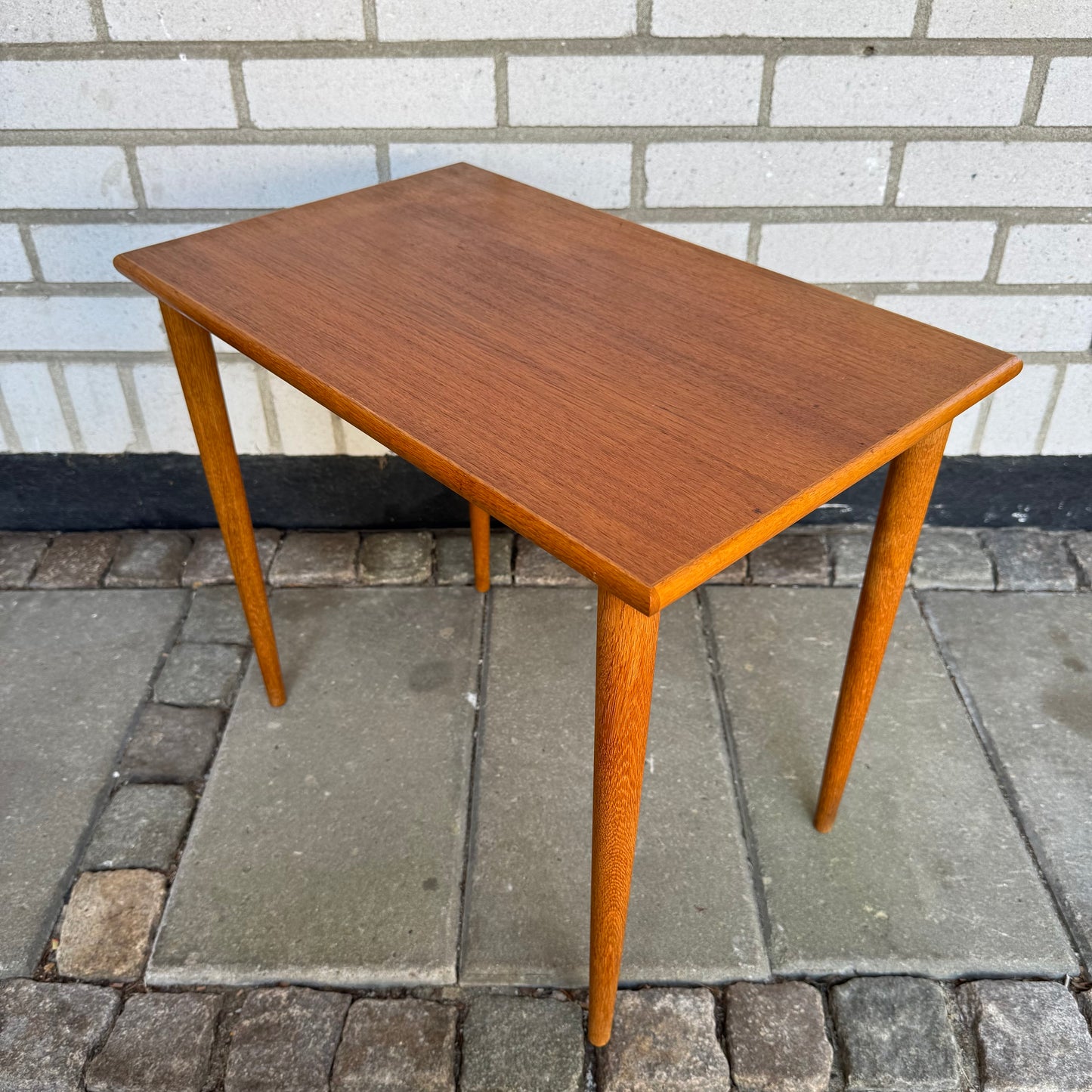 Sidobord i teak och ek
