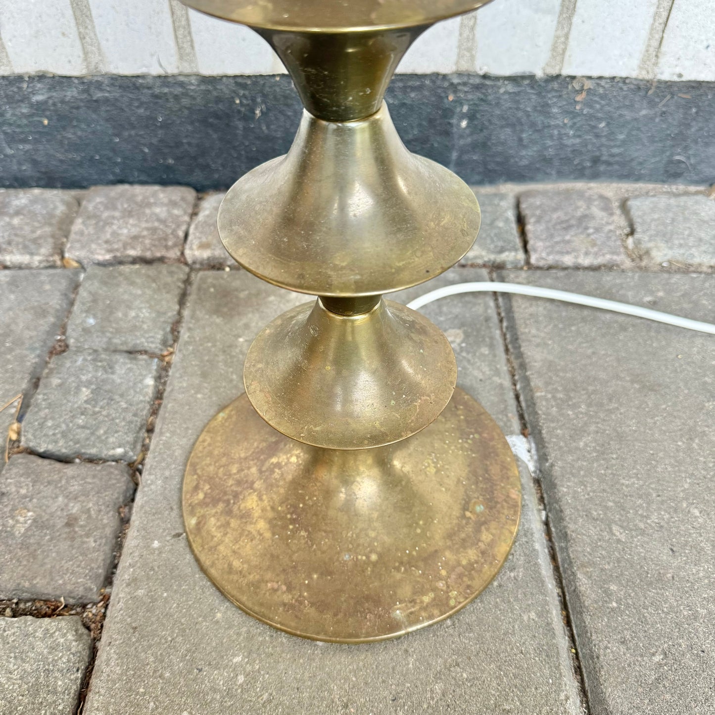 Golvlampa i mässing från Elite Ab