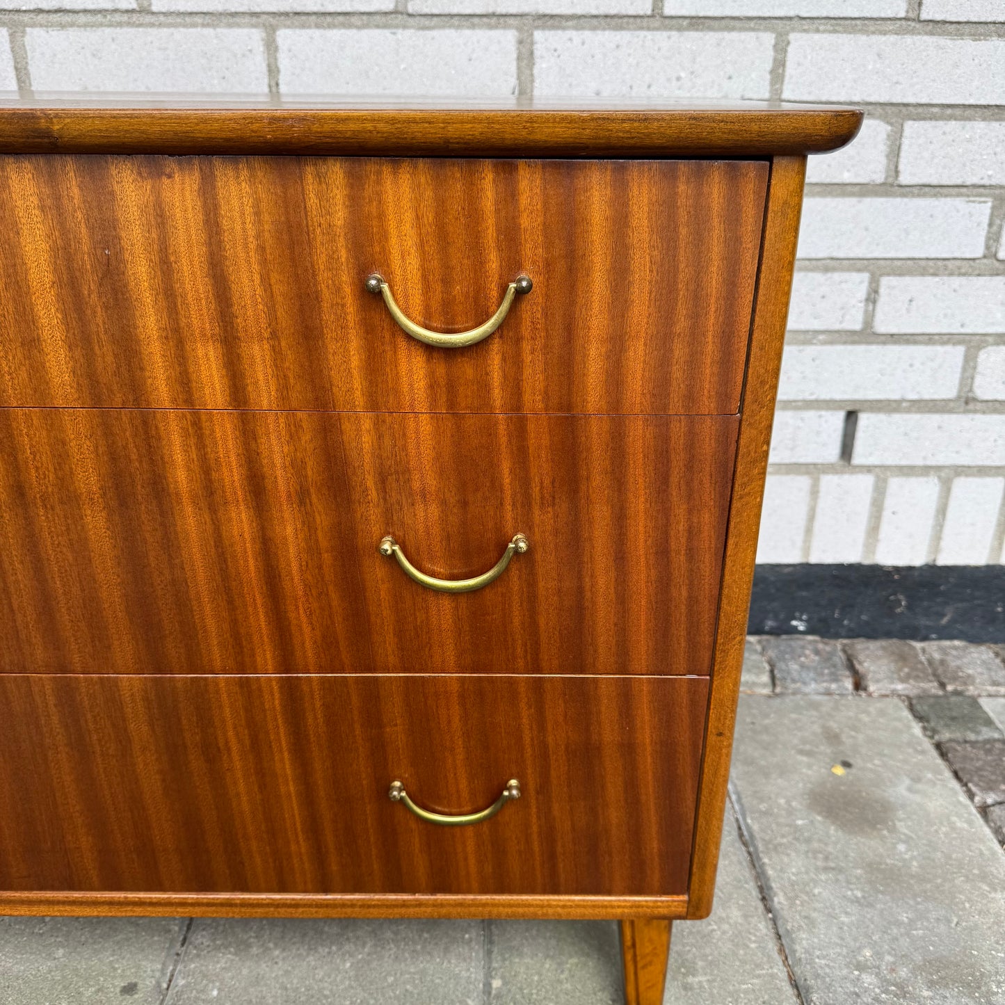 50-tals byrå med tre lådor