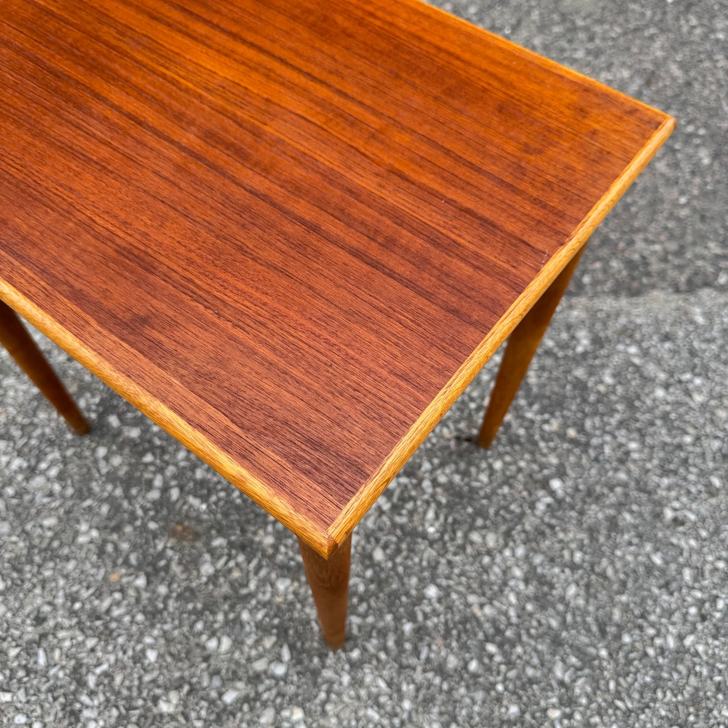 Mindre sidobord i teak och ek