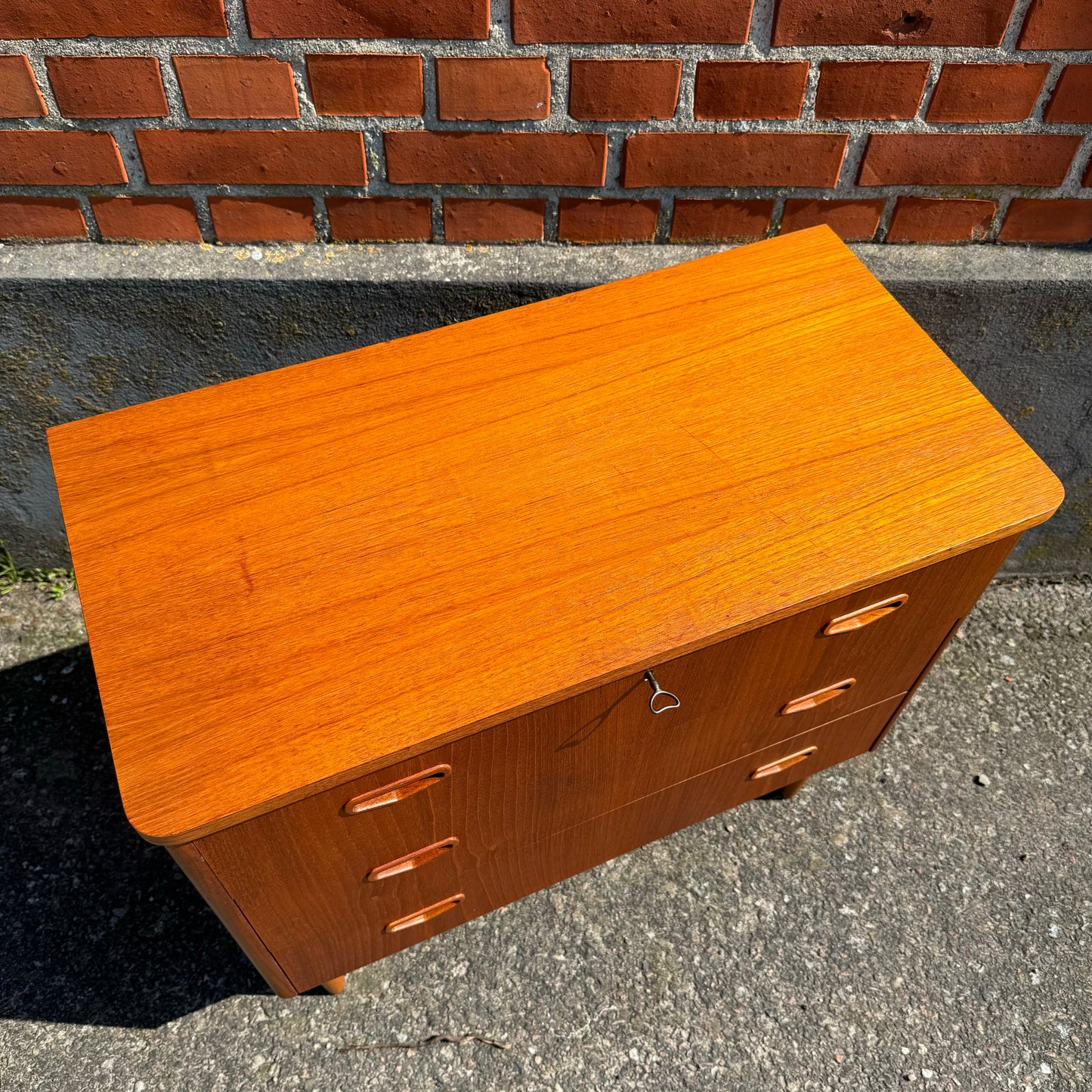 Chest of drawers