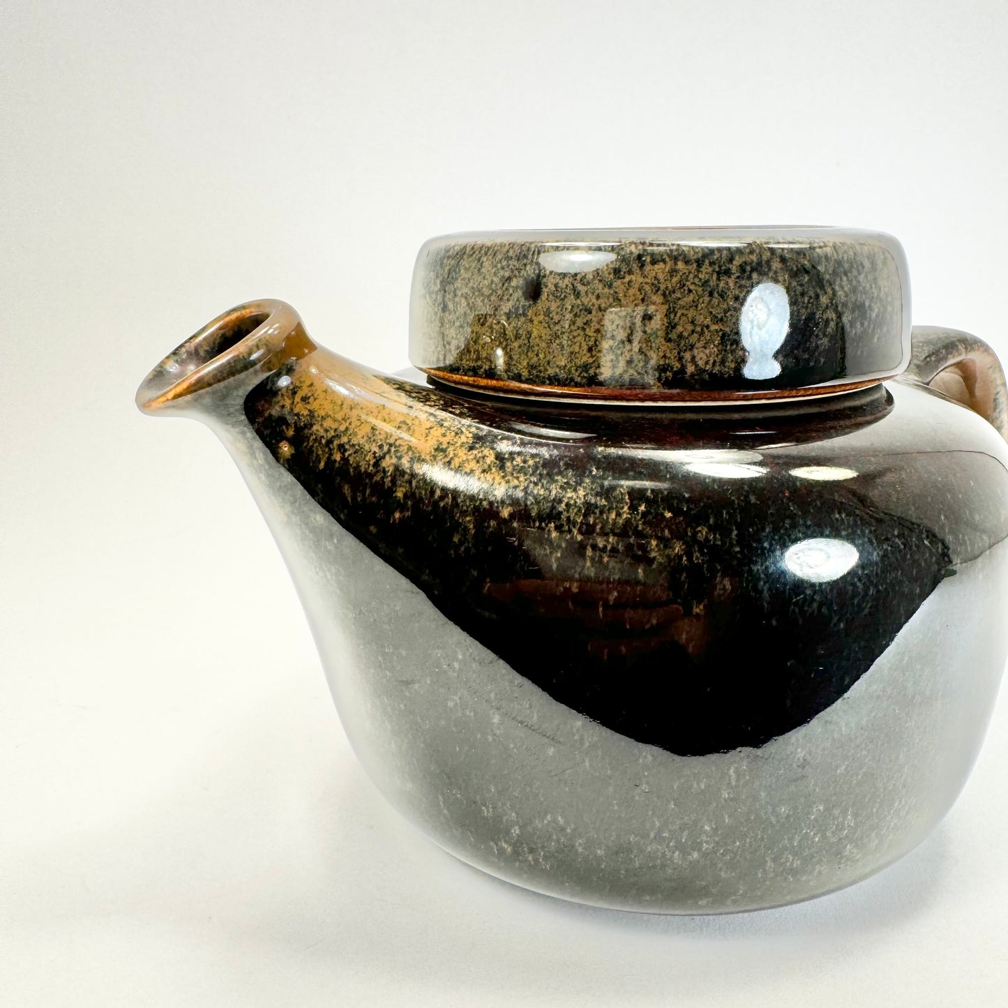 Tea pottle by Ulla Procopé
