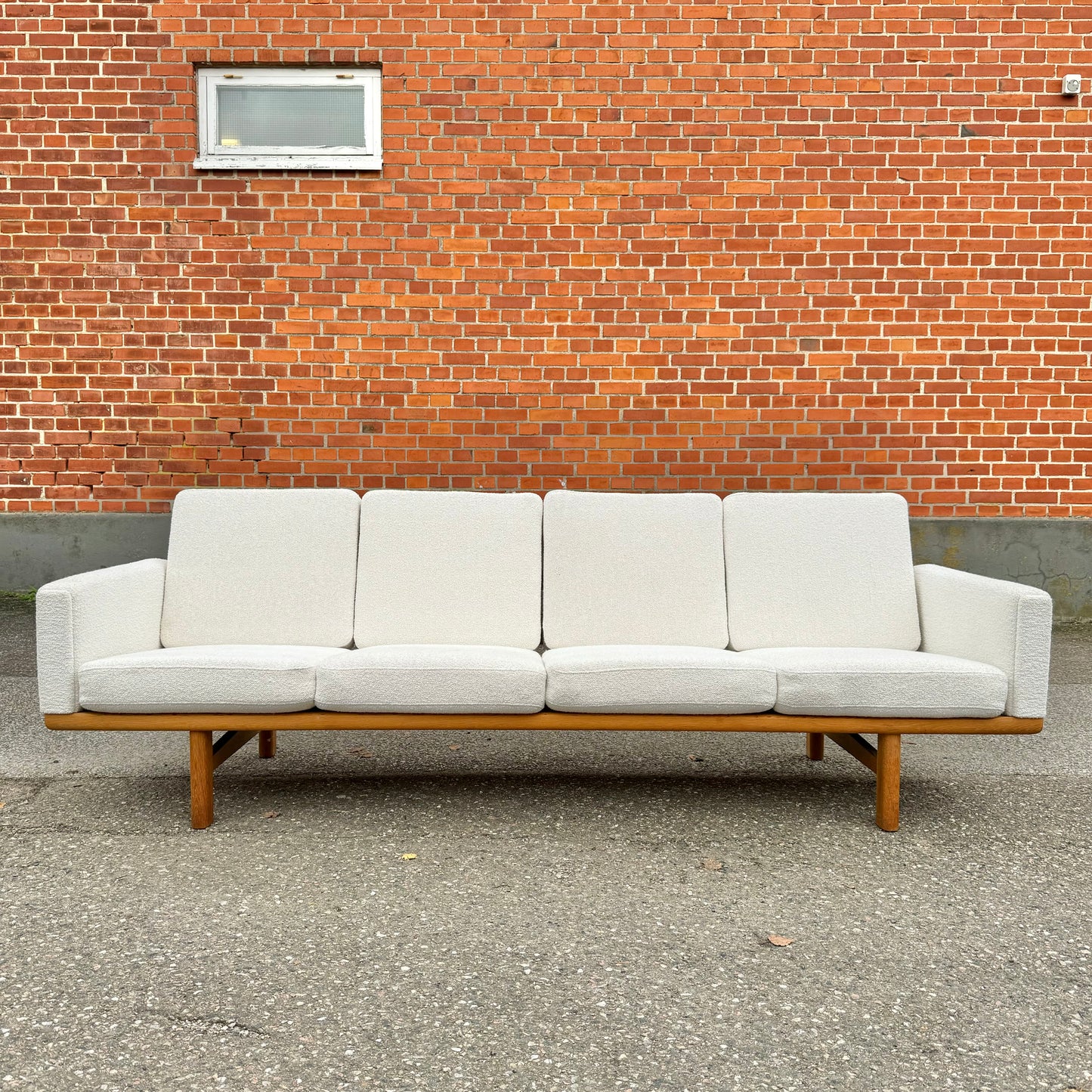 Modell GE-235 av Hans J. Wegner för Getama